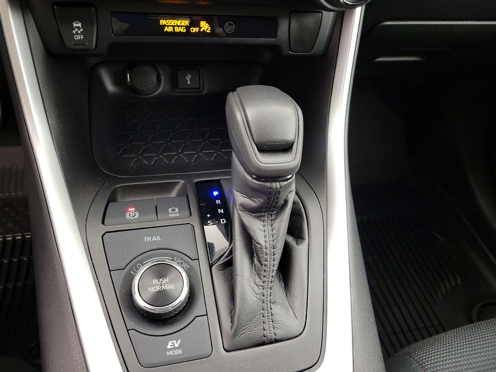 2021 Toyota RAV4 LE - Photo 9