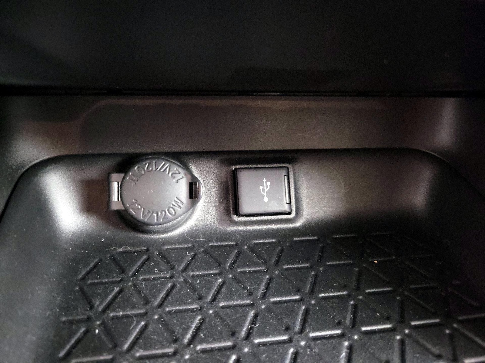 2021 Toyota RAV4 LE - Photo 10