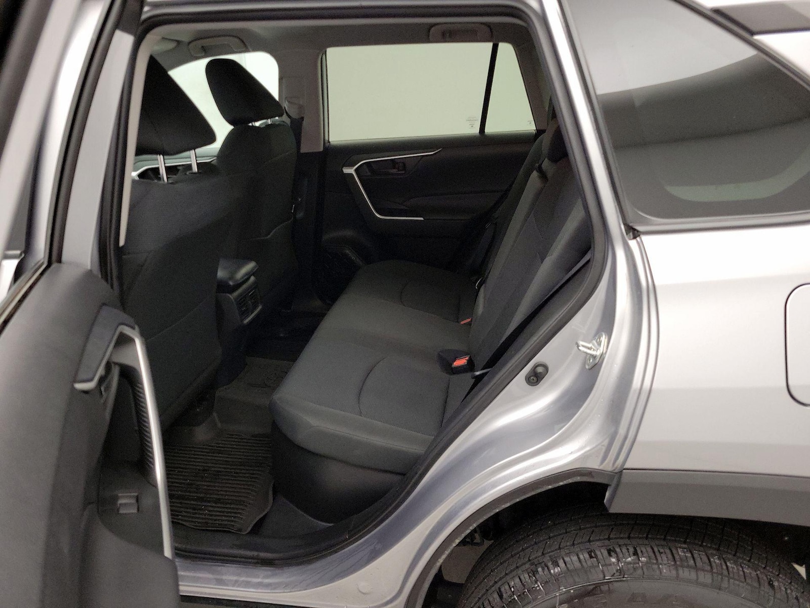 2021 Toyota RAV4 LE - Photo 11
