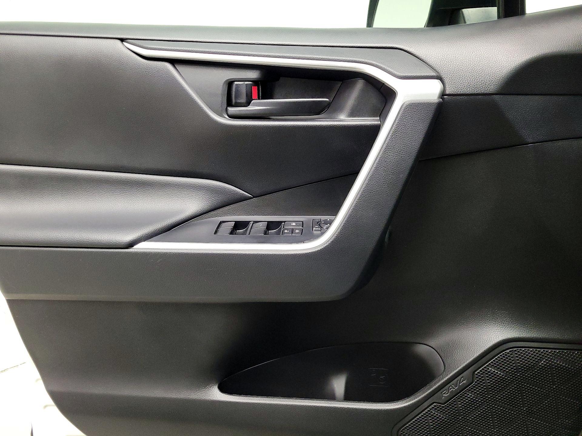Thumbnail: 2022 Toyota RAV4 - 12