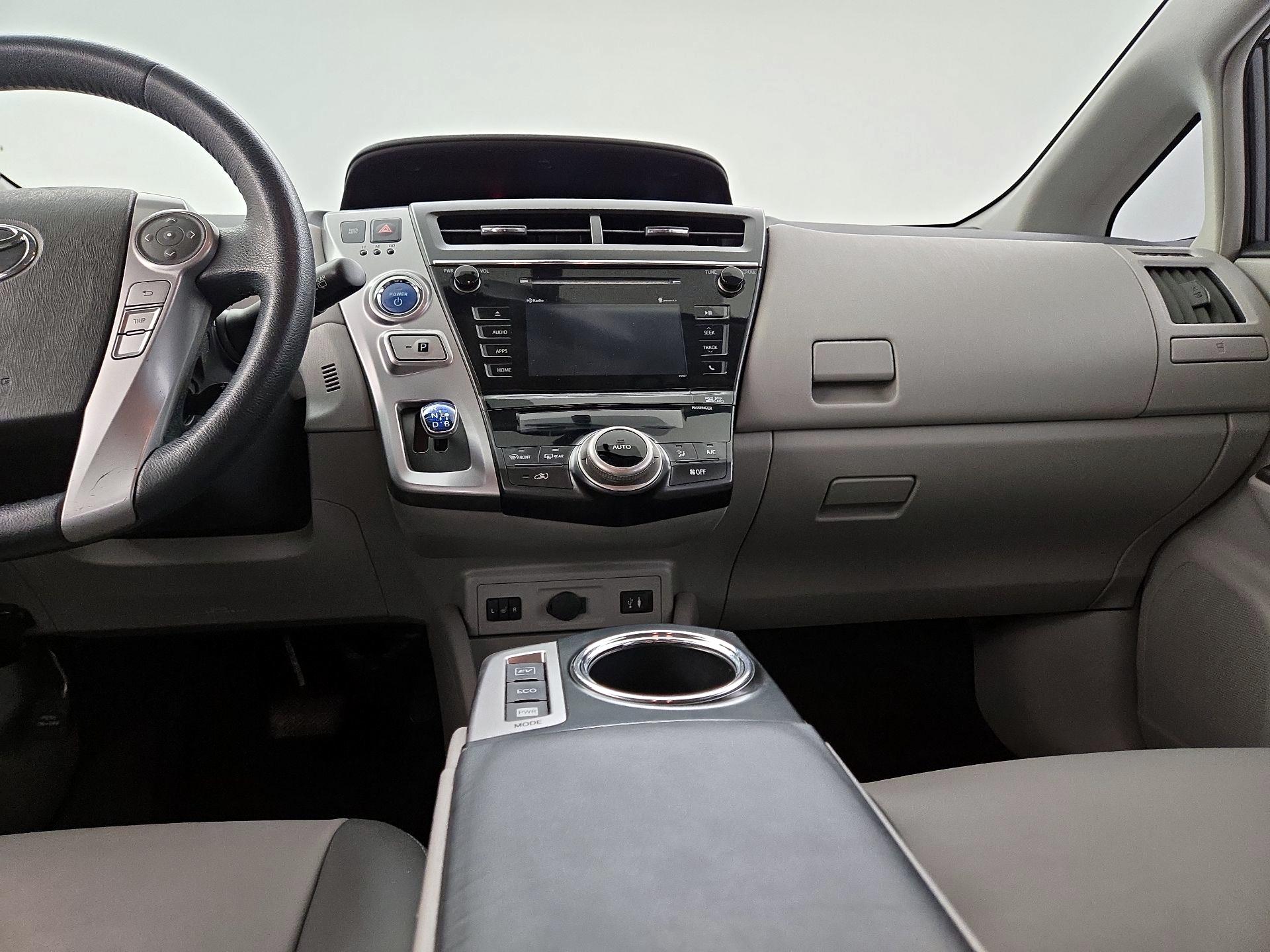 Thumbnail: 2015 Toyota Prius v - 9