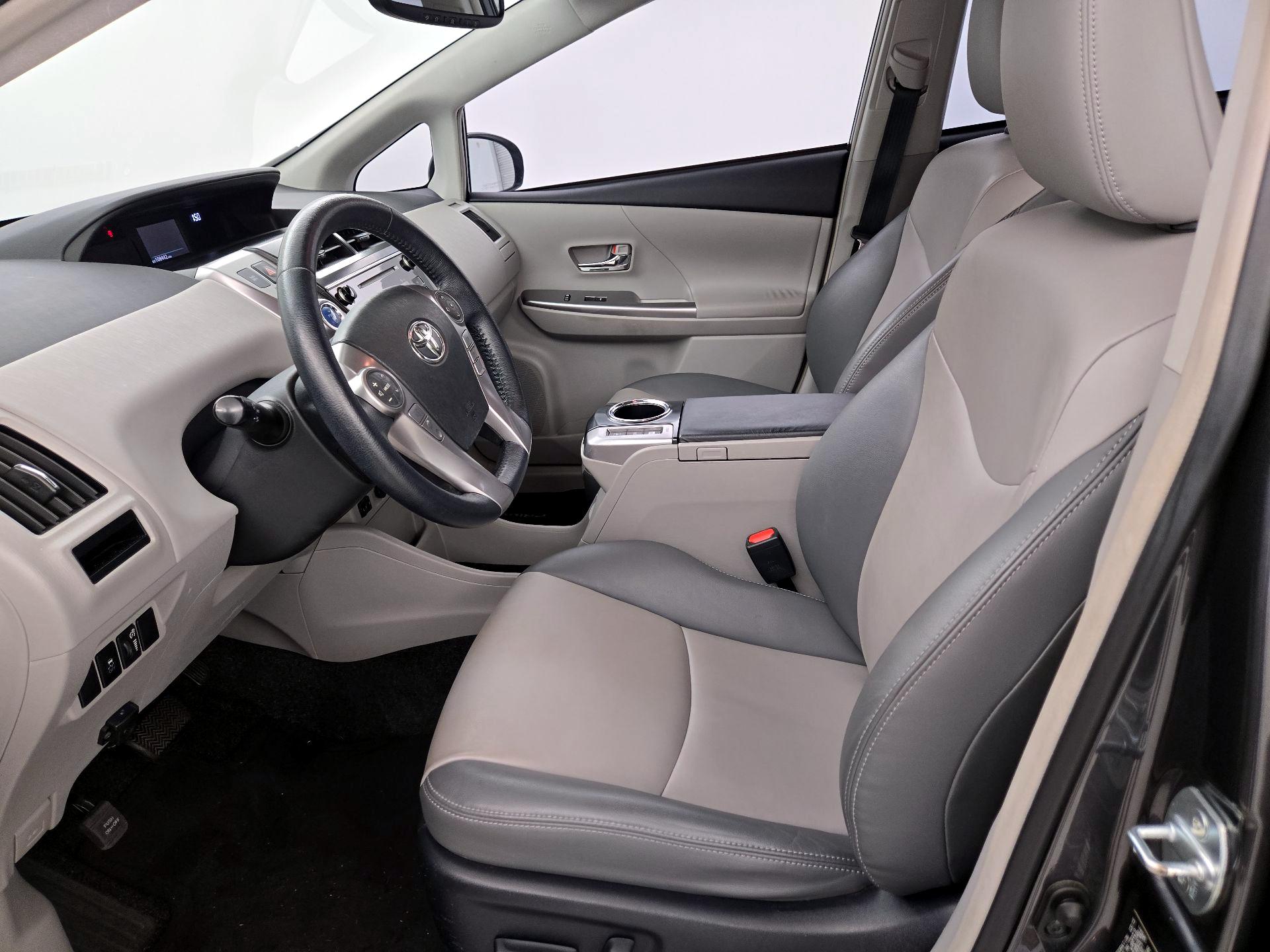 Thumbnail: 2015 Toyota Prius v - 11