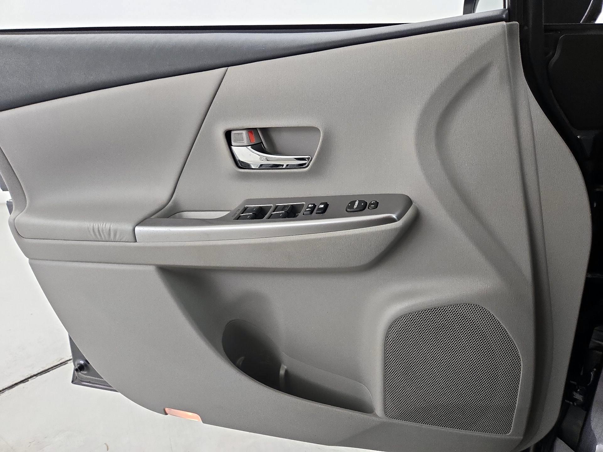 Thumbnail: 2015 Toyota Prius v - 12