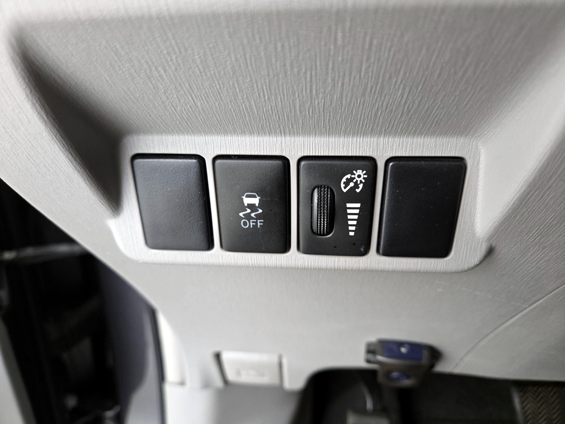 Thumbnail: 2015 Toyota Prius v - 13