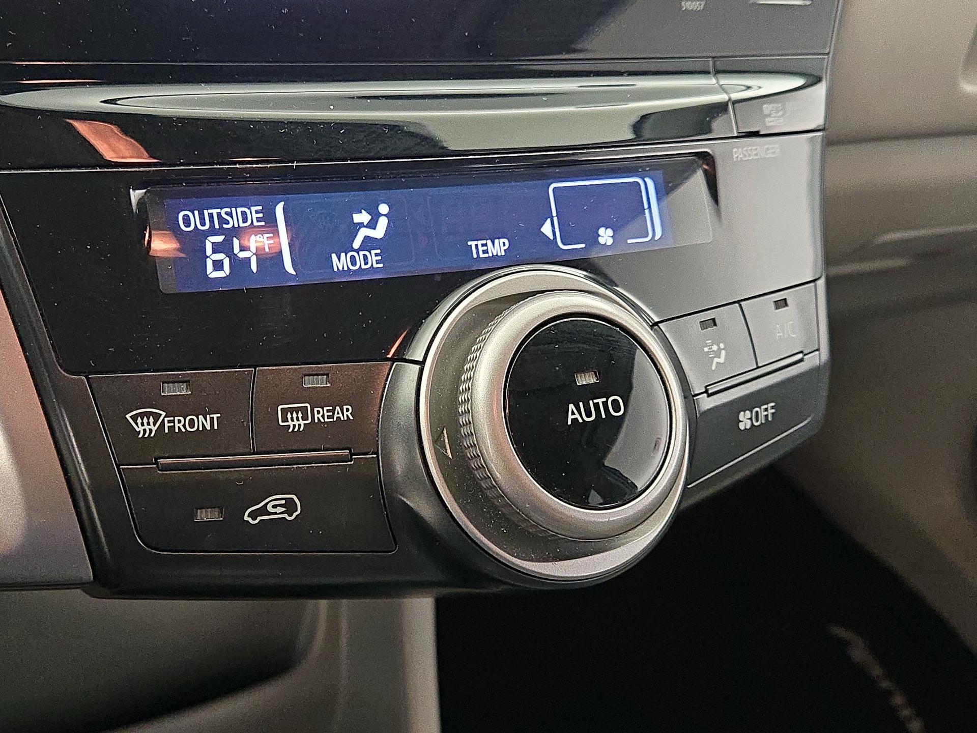 Thumbnail: 2015 Toyota Prius v - 17