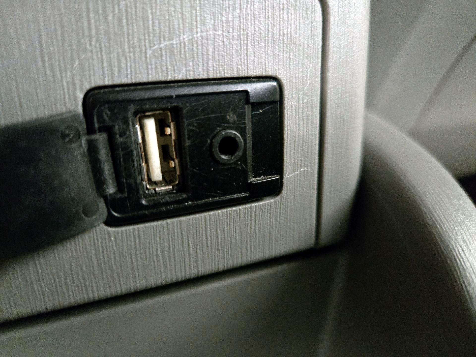 Thumbnail: 2015 Toyota Prius v - 19