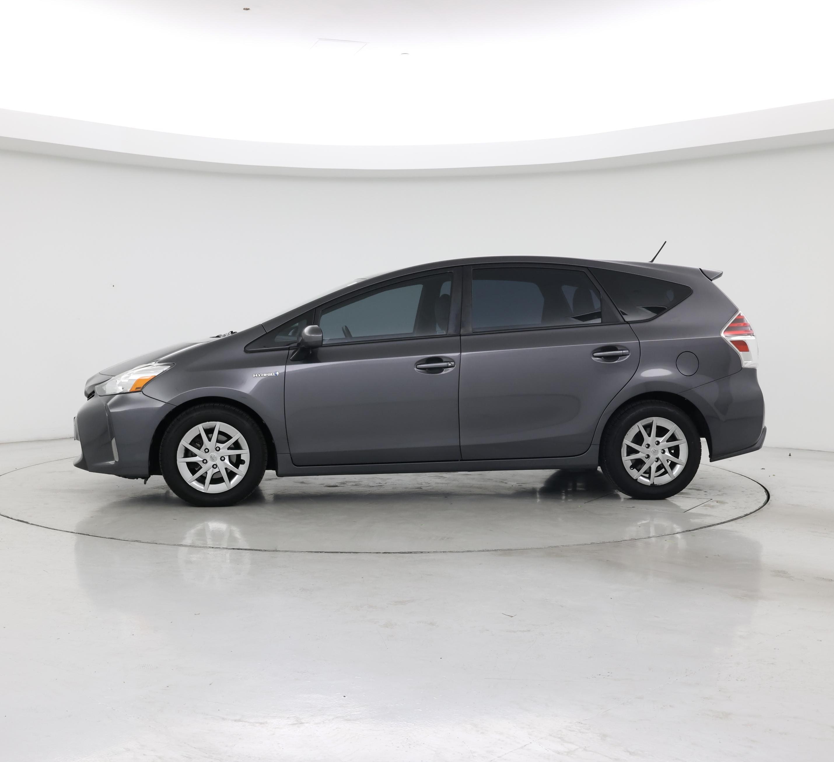 Thumbnail: 2015 Toyota Prius v - 3