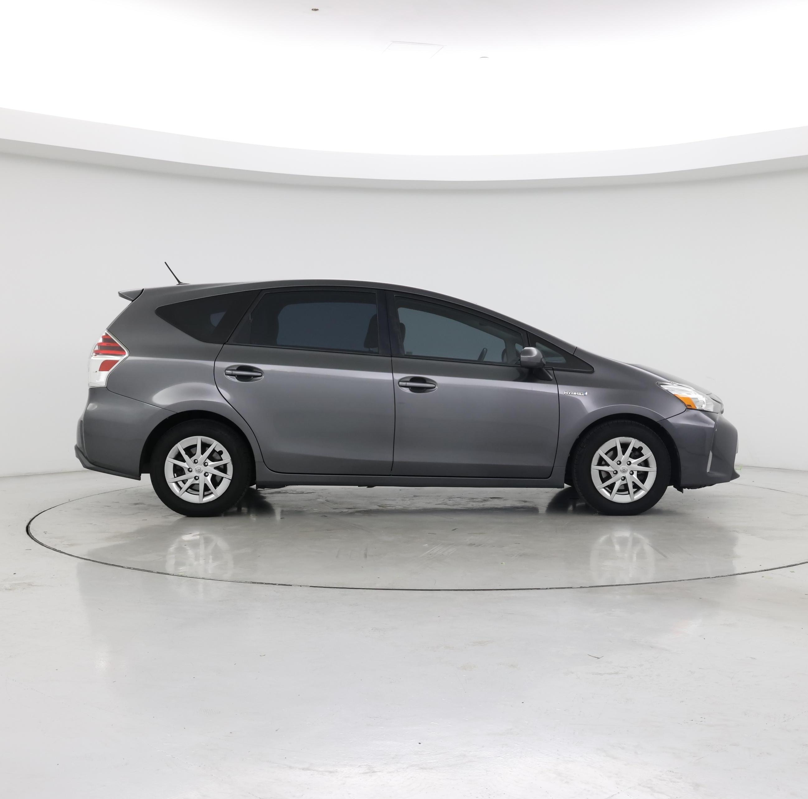 Thumbnail: 2015 Toyota Prius v - 7