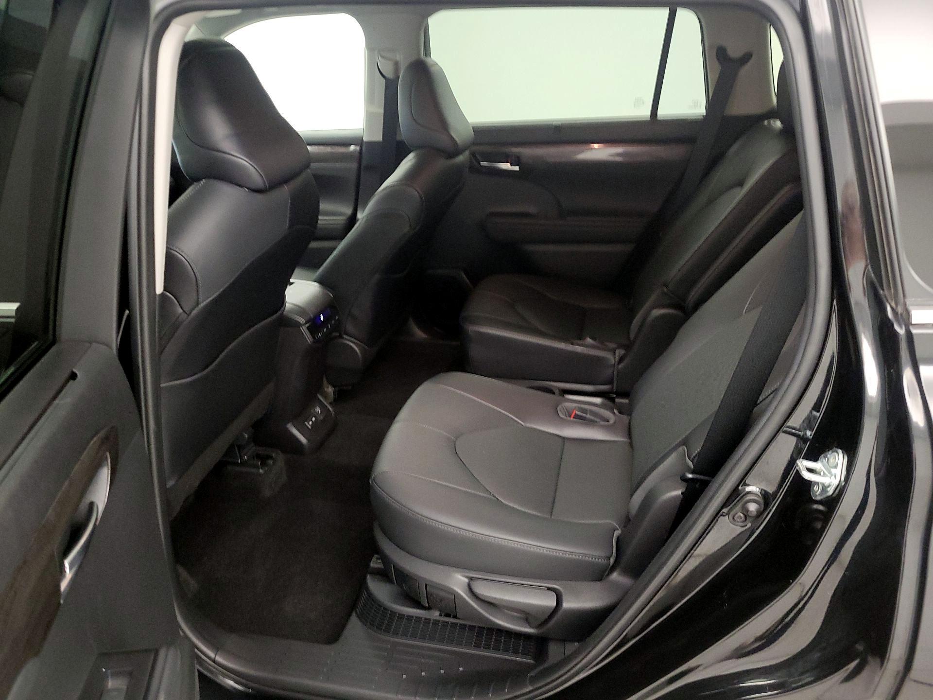 Thumbnail: 2023 Toyota Highlander - 20