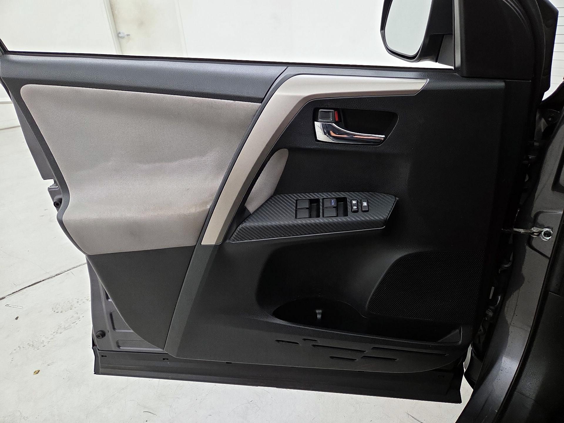 Thumbnail: 2015 Toyota RAV4 - 12
