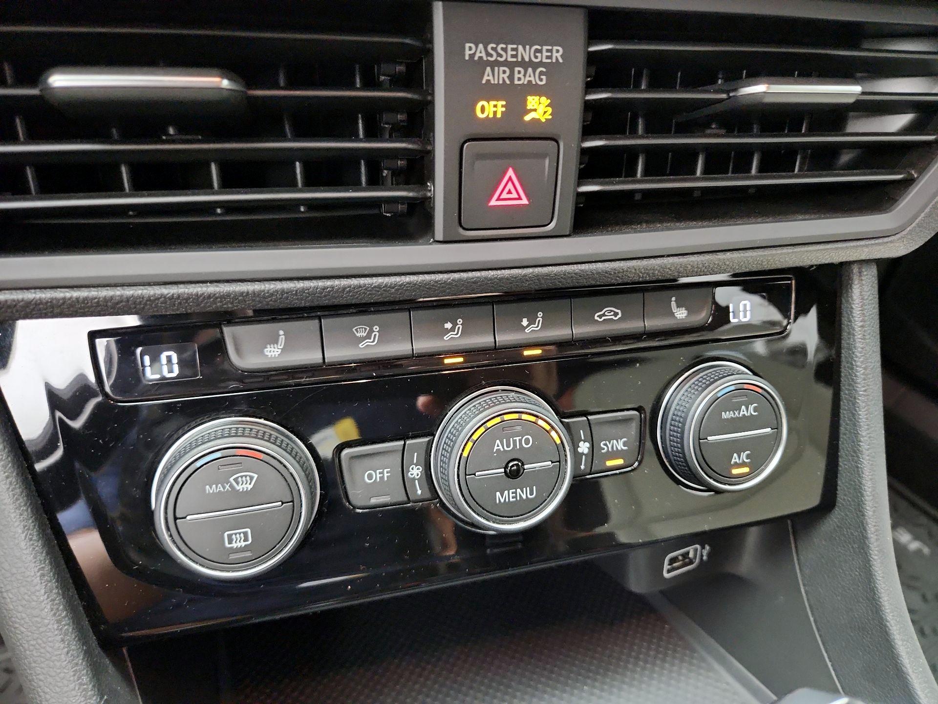 Thumbnail: 2019 Volkswagen Jetta - 16