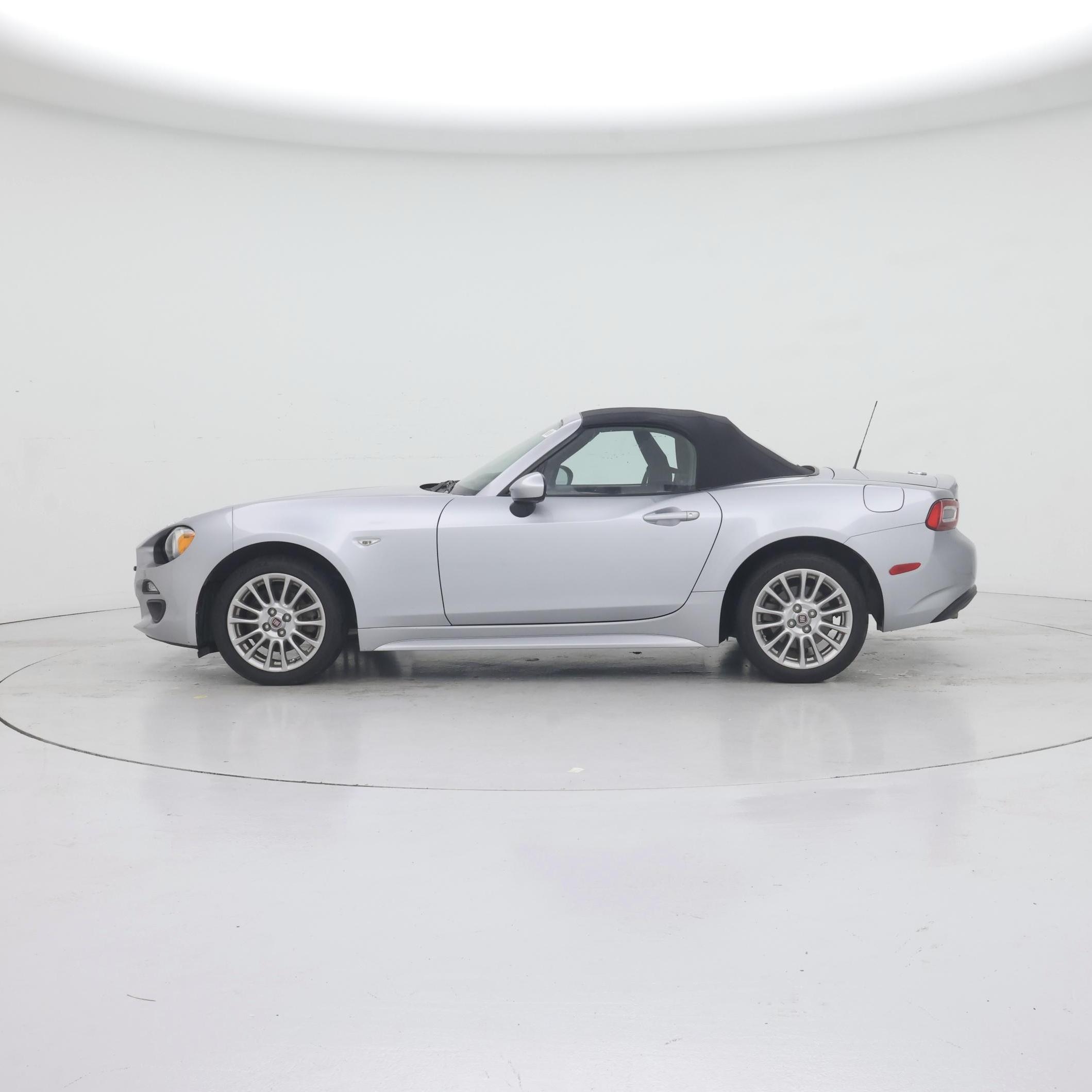 Thumbnail: 2018 Fiat 124 Spider - 3