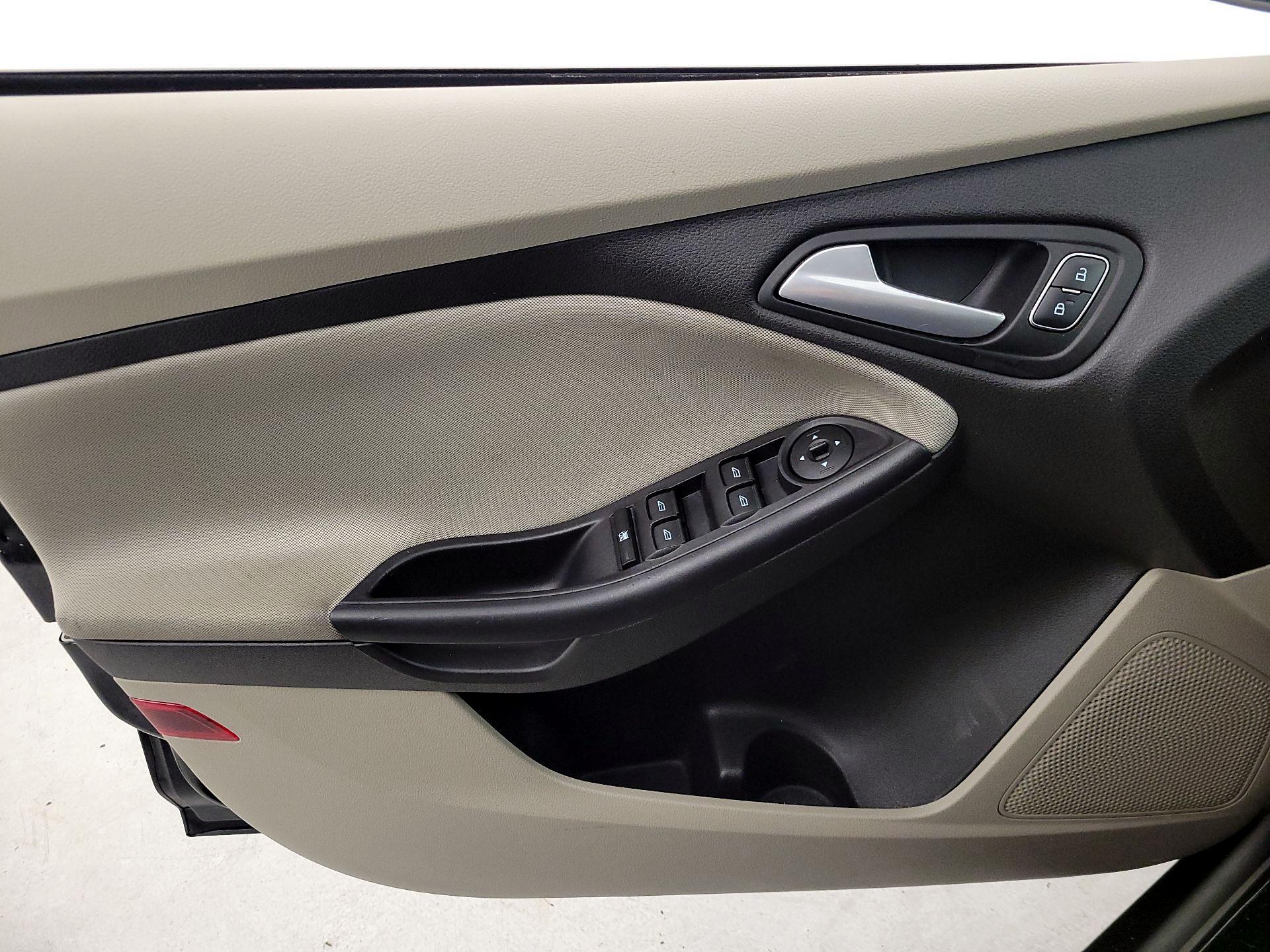 Thumbnail: 2015 Ford Focus - 12