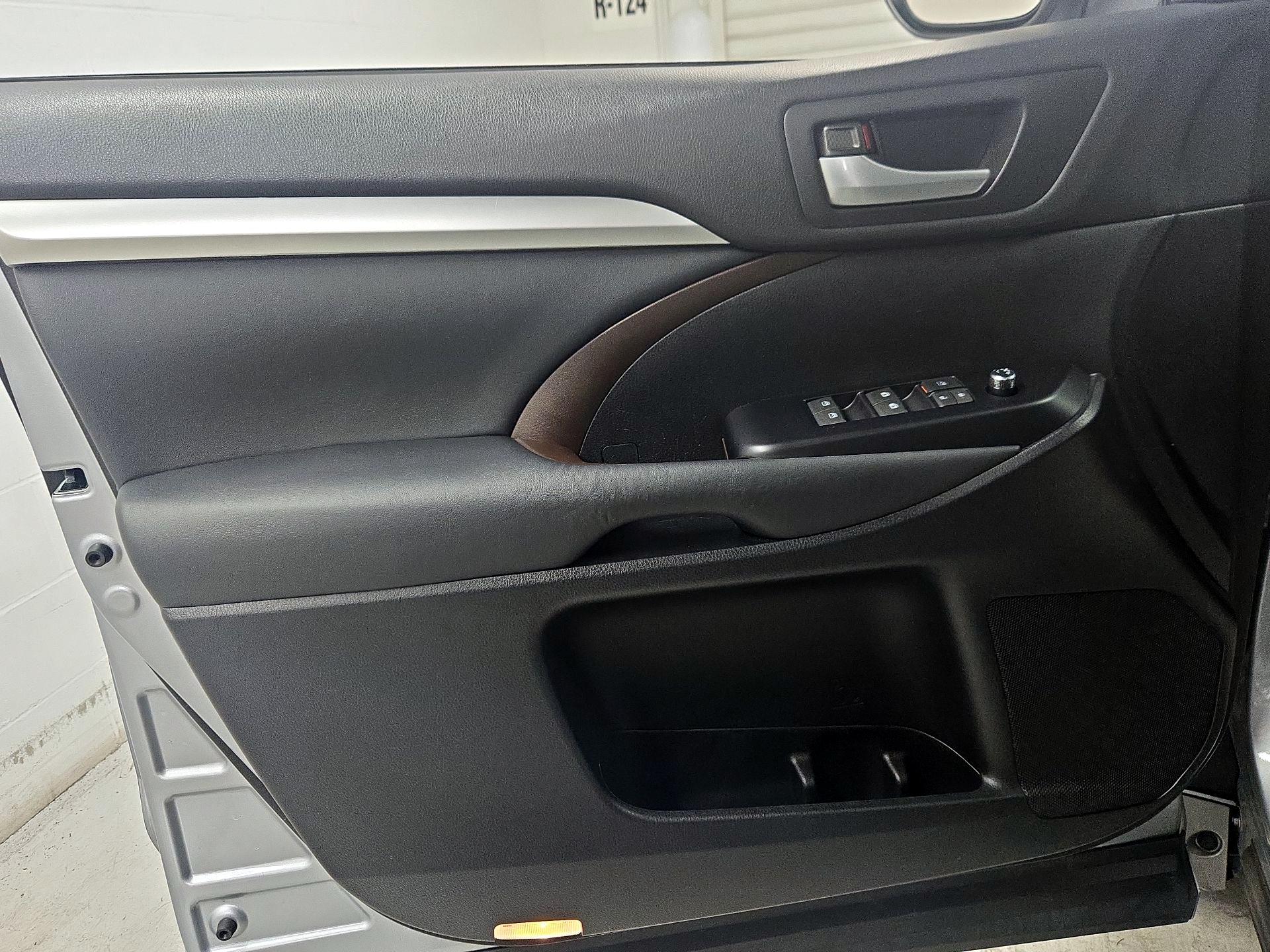 Thumbnail: 2015 Toyota Highlander - 12