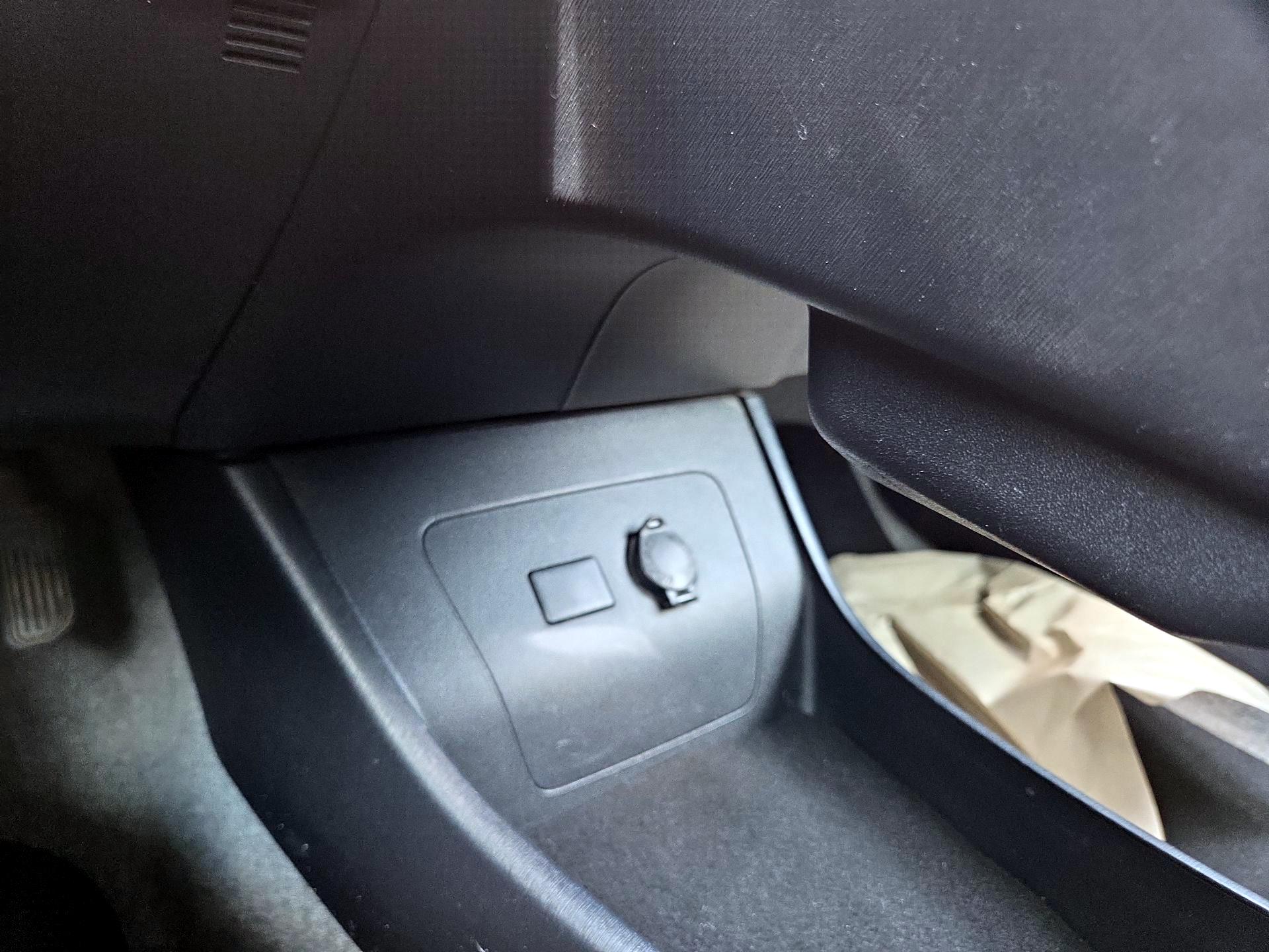 Thumbnail: 2015 Toyota Prius - 18