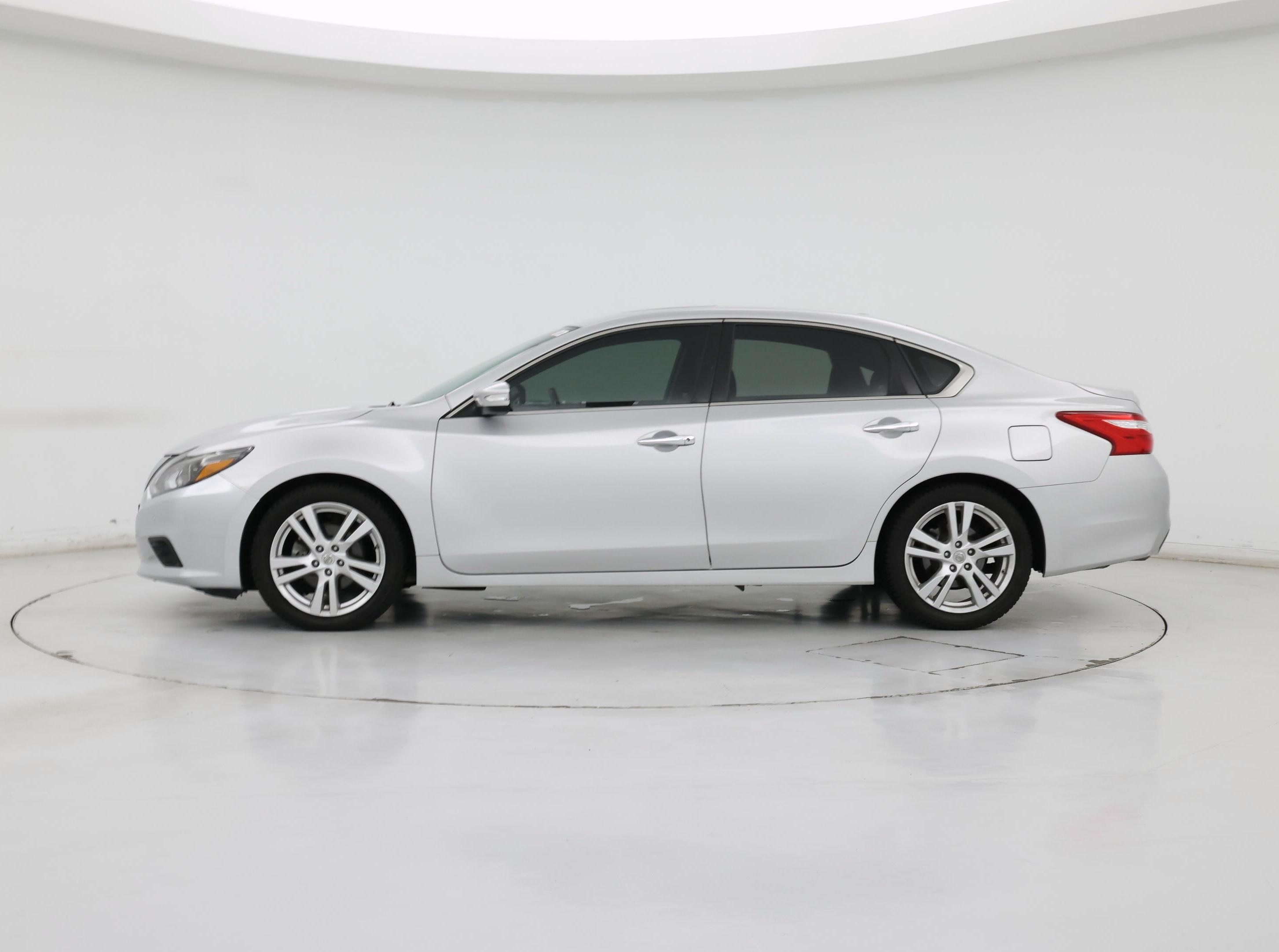 Thumbnail: 2017 Nissan Altima - 3
