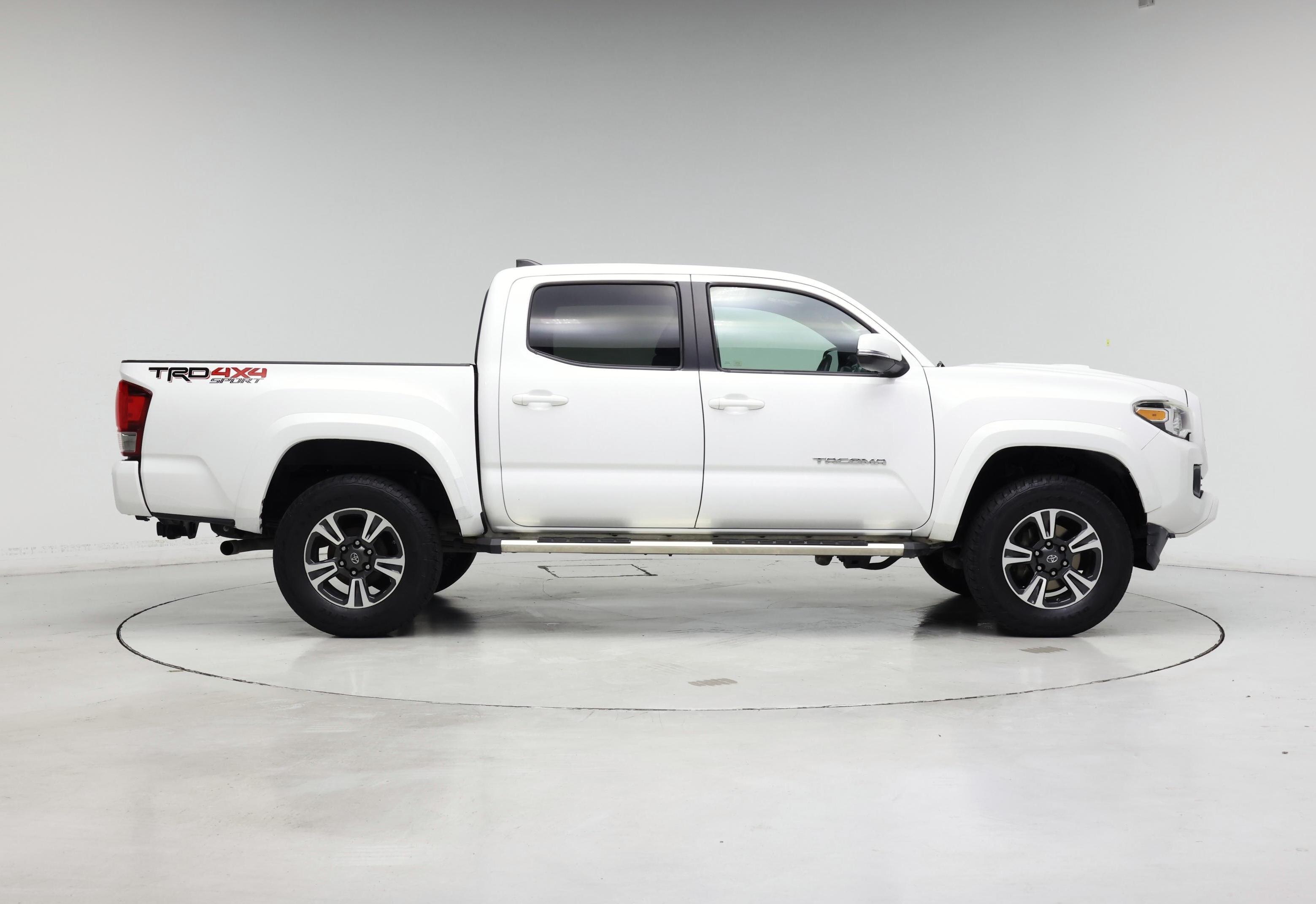 Thumbnail: 2017 Toyota Tacoma - 7