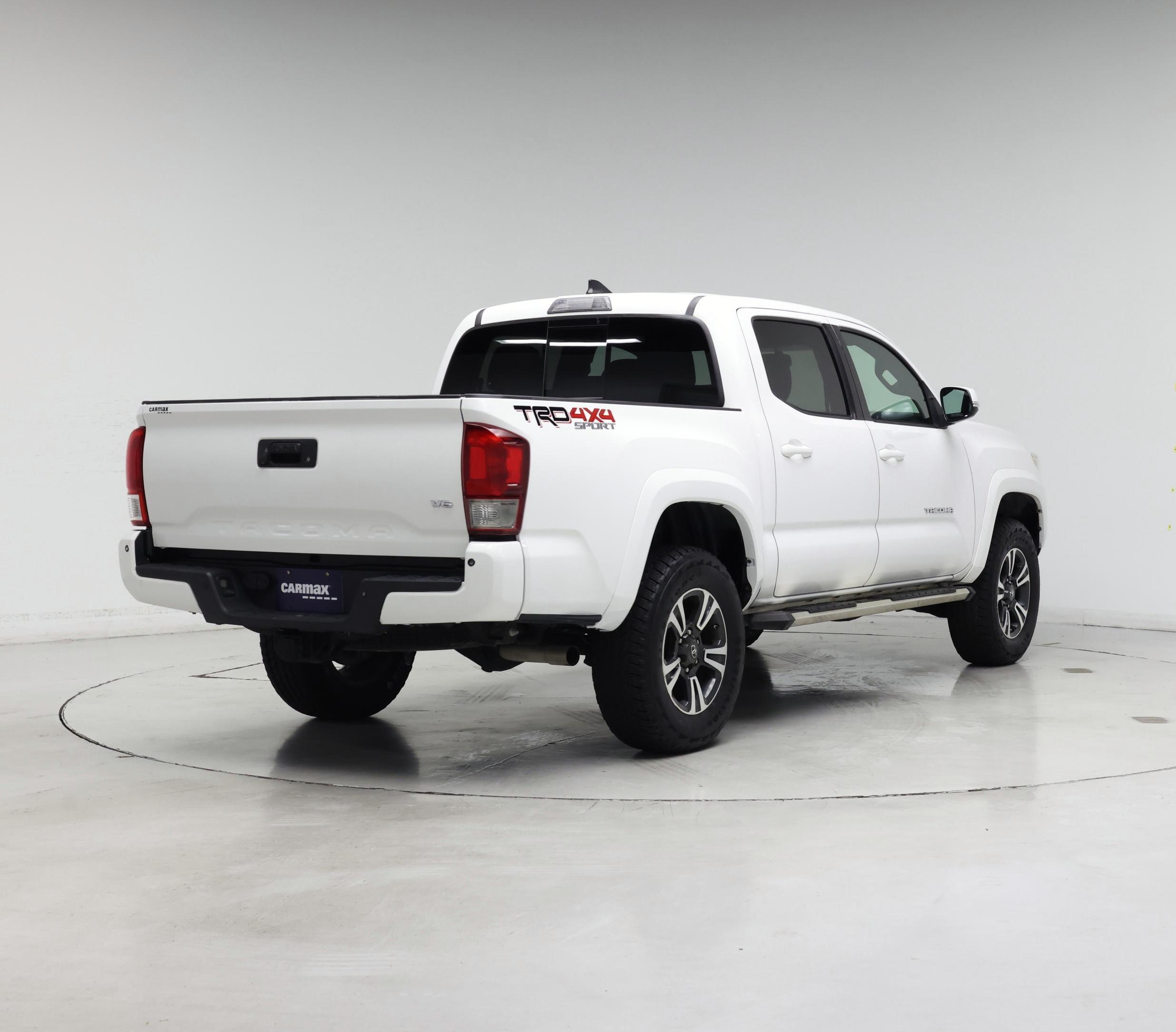 Thumbnail: 2017 Toyota Tacoma - 8