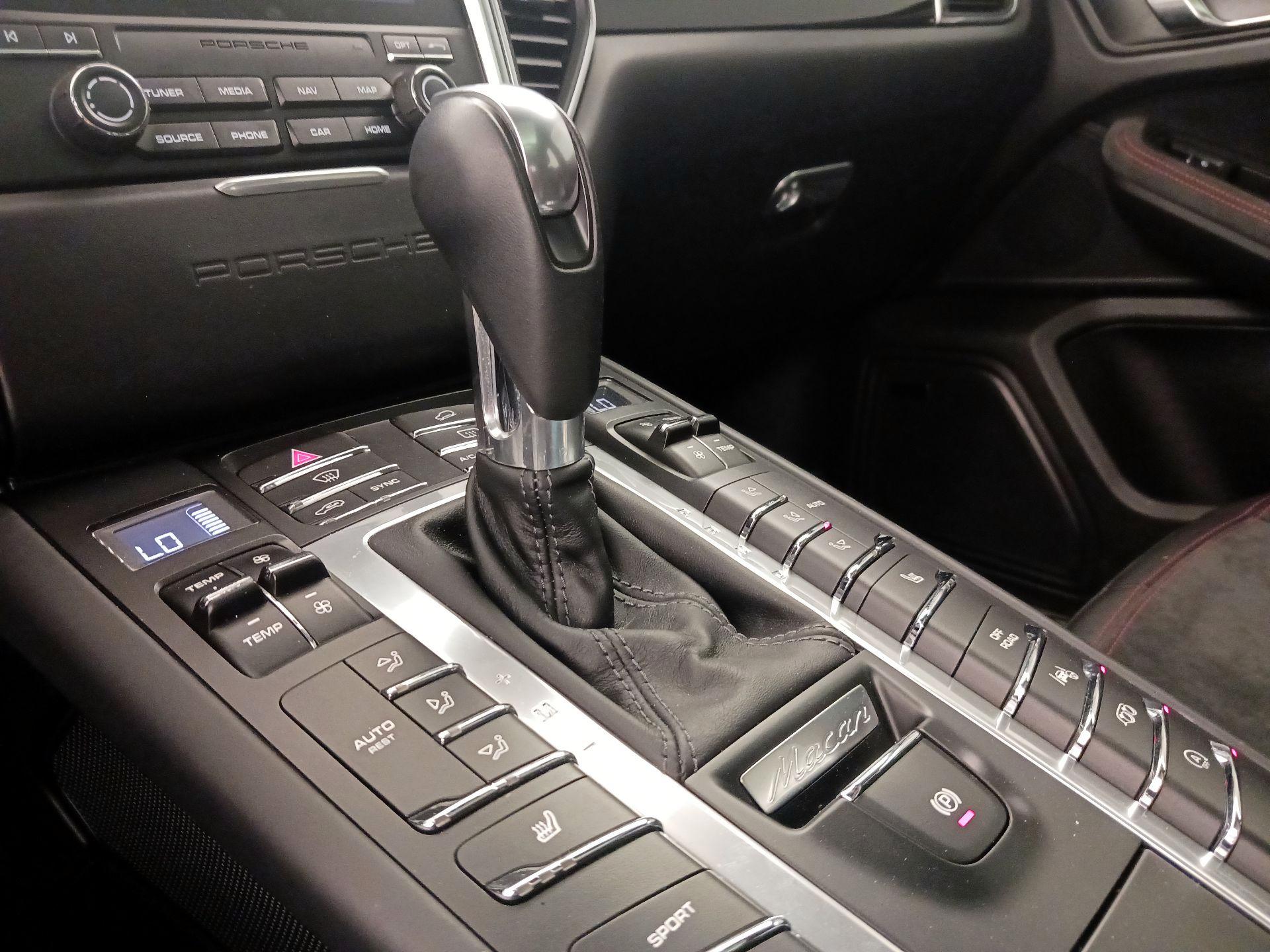 Thumbnail: 2017 Porsche Macan - 18