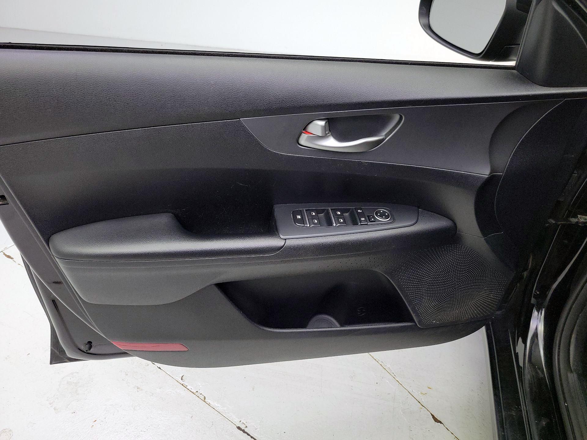 Thumbnail: 2019 Kia Forte - 12