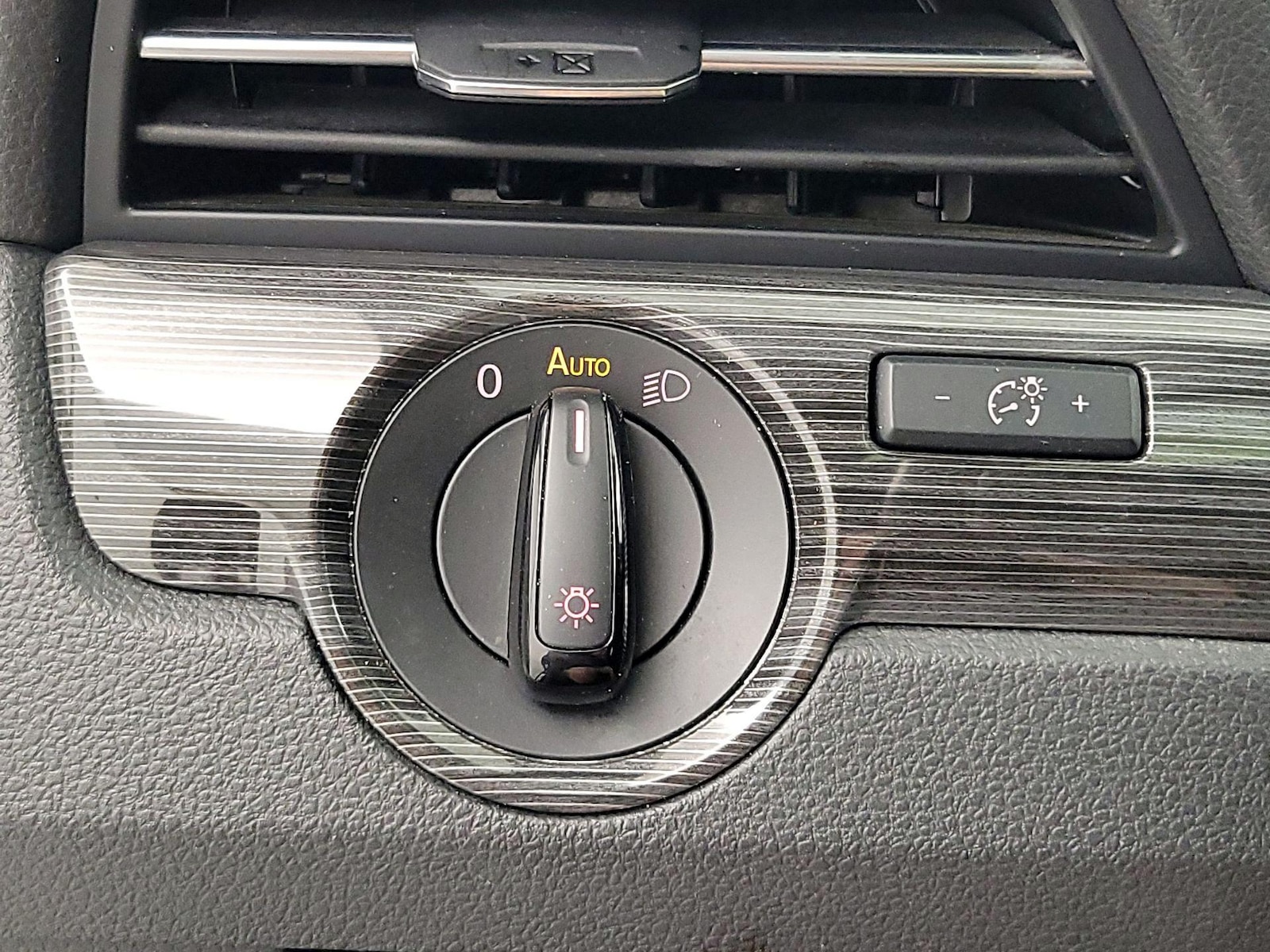 2021 Volkswagen Passat R-Line - Photo 14