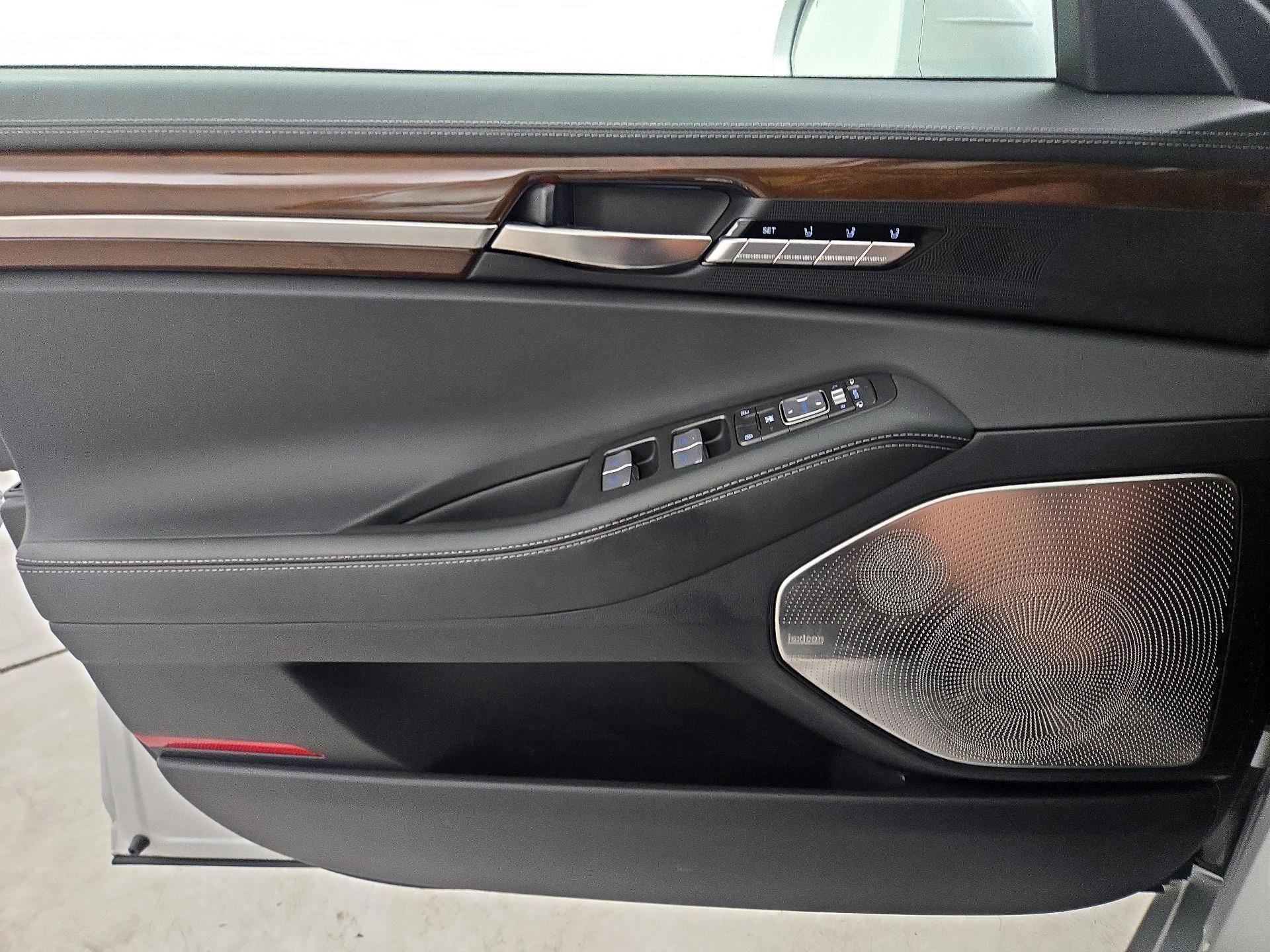 Thumbnail: 2019 Genesis G90 - 12
