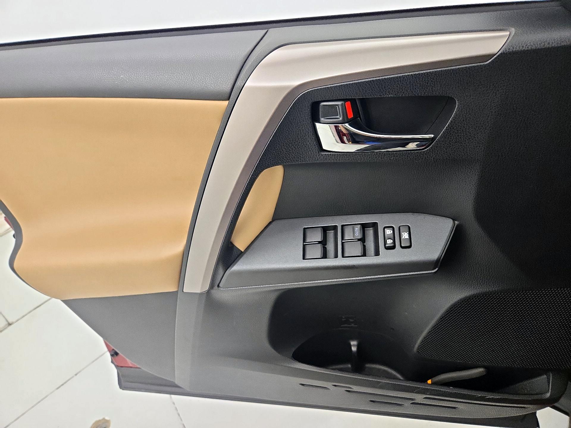 Thumbnail: 2018 Toyota RAV4 - 12