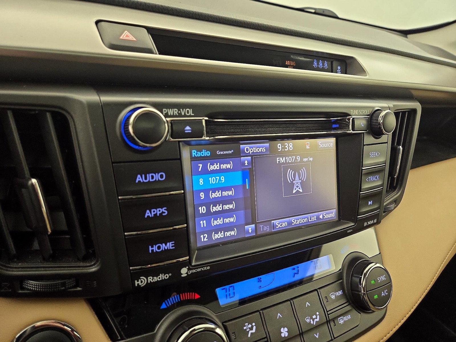 2018 Toyota RAV4 XLE - Photo 16