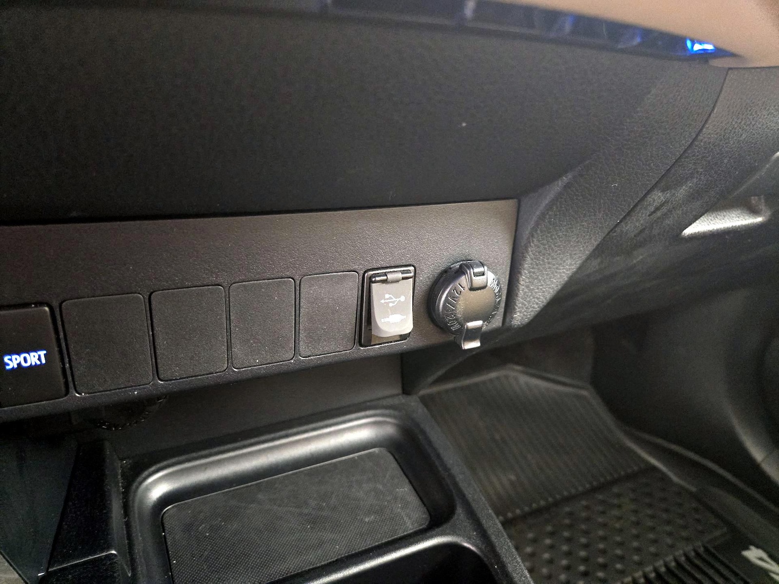 2018 Toyota RAV4 XLE - Photo 19