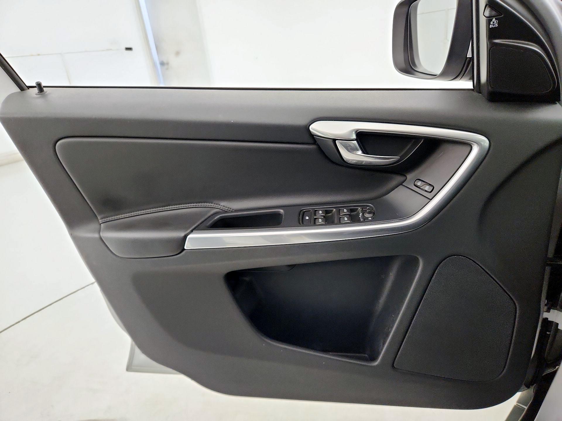 Thumbnail: 2016 Volvo XC60 - 12