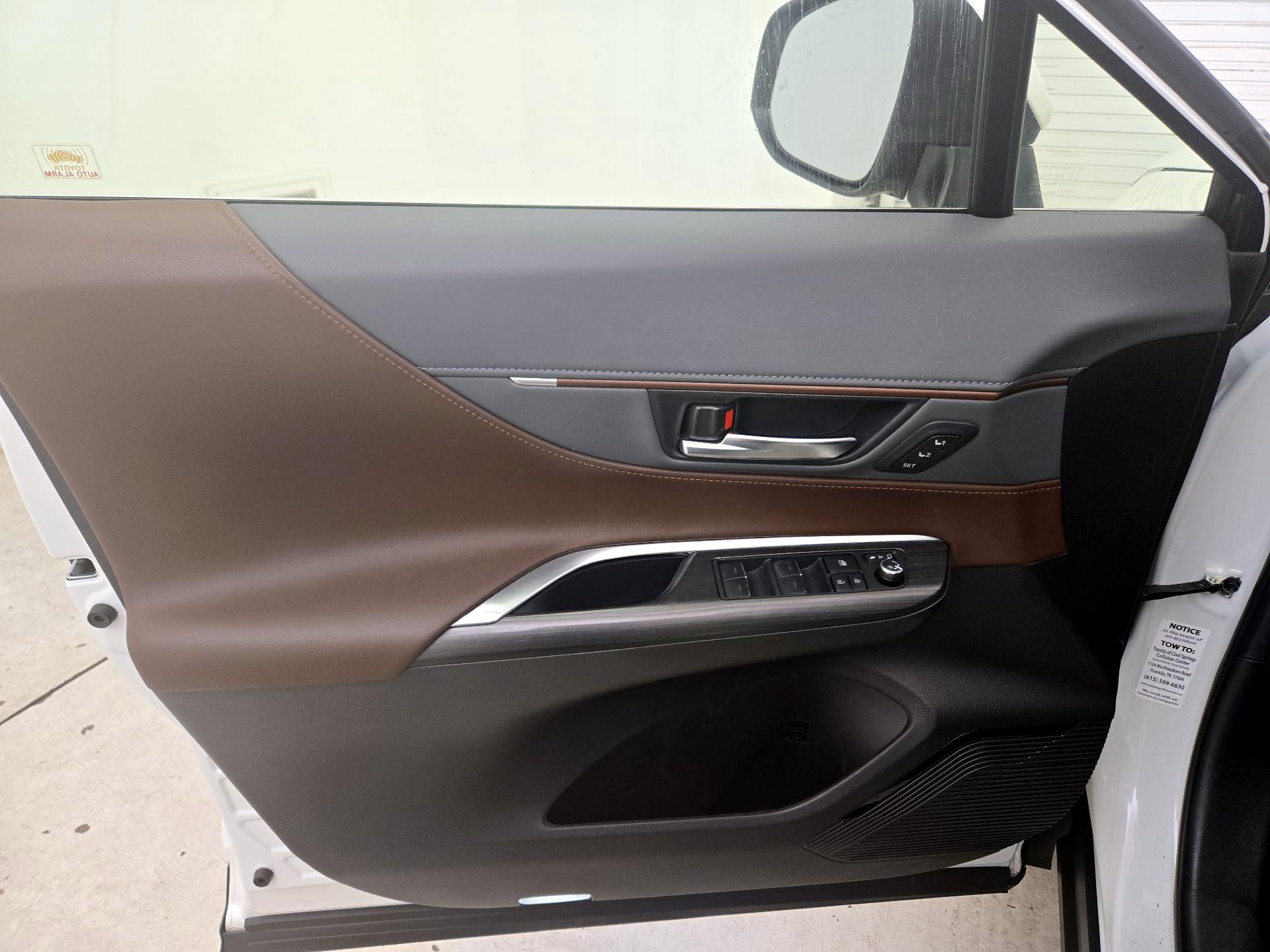 Thumbnail: 2021 Toyota Venza - 12