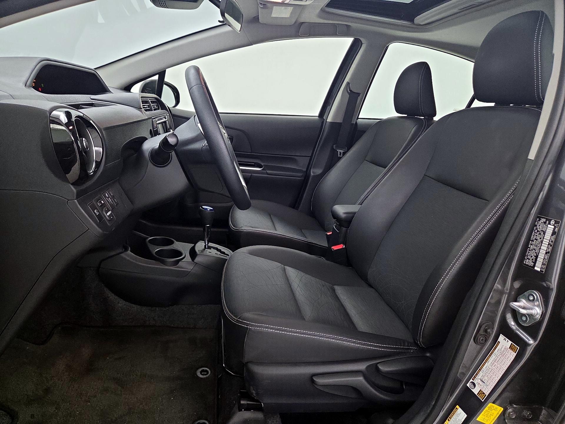 Thumbnail: 2016 Toyota Prius c - 11