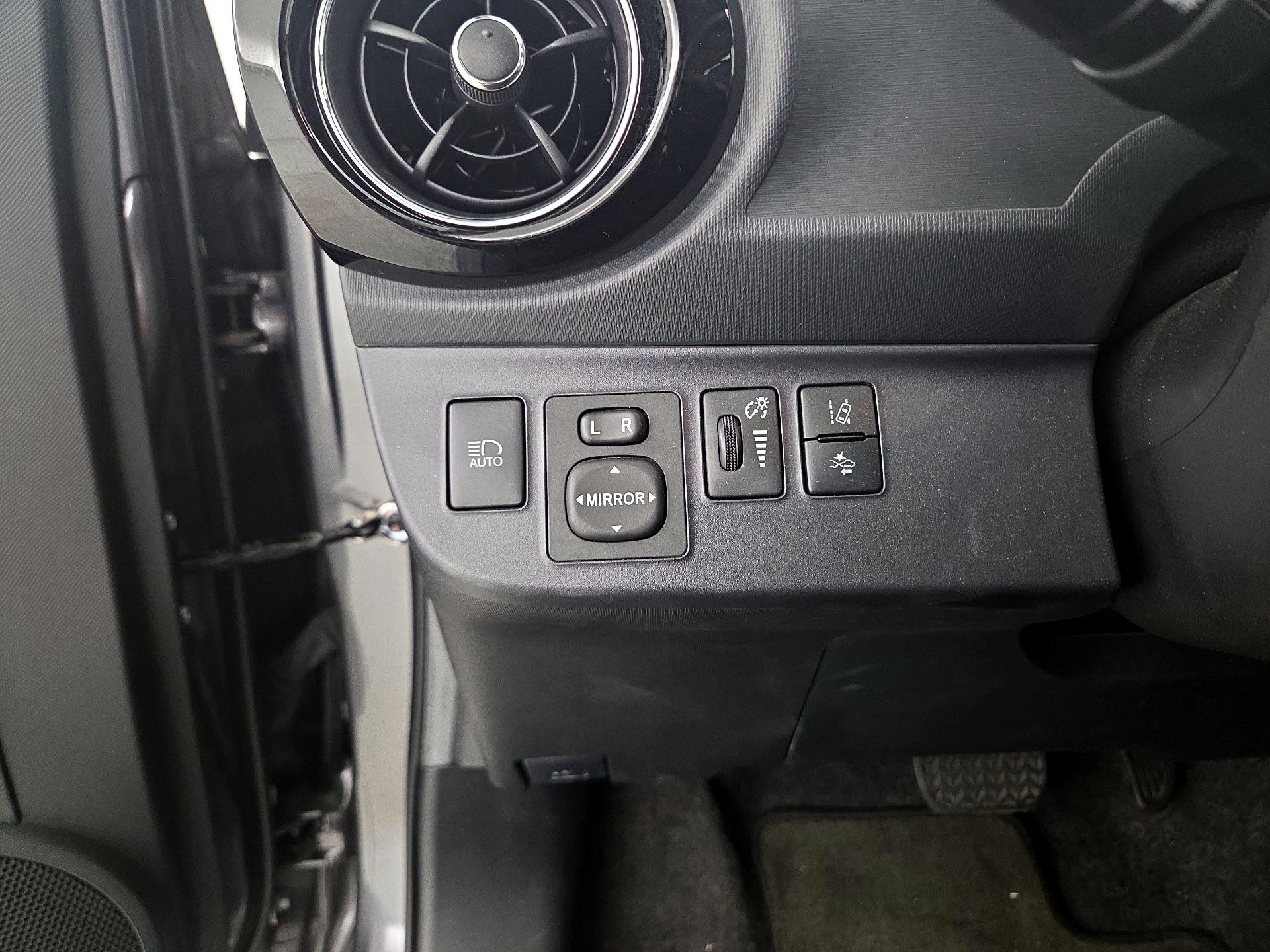 Thumbnail: 2016 Toyota Prius c - 13