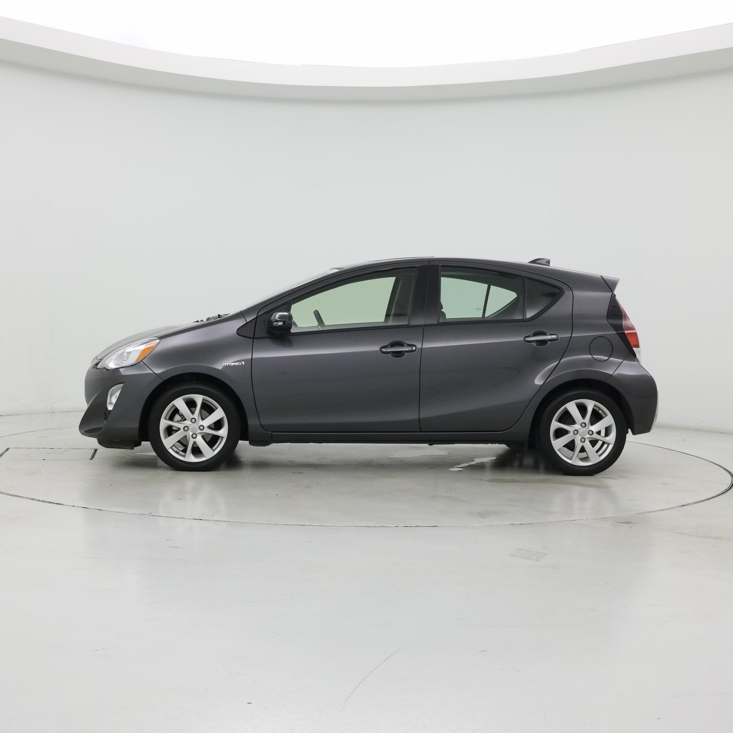 Thumbnail: 2016 Toyota Prius c - 3