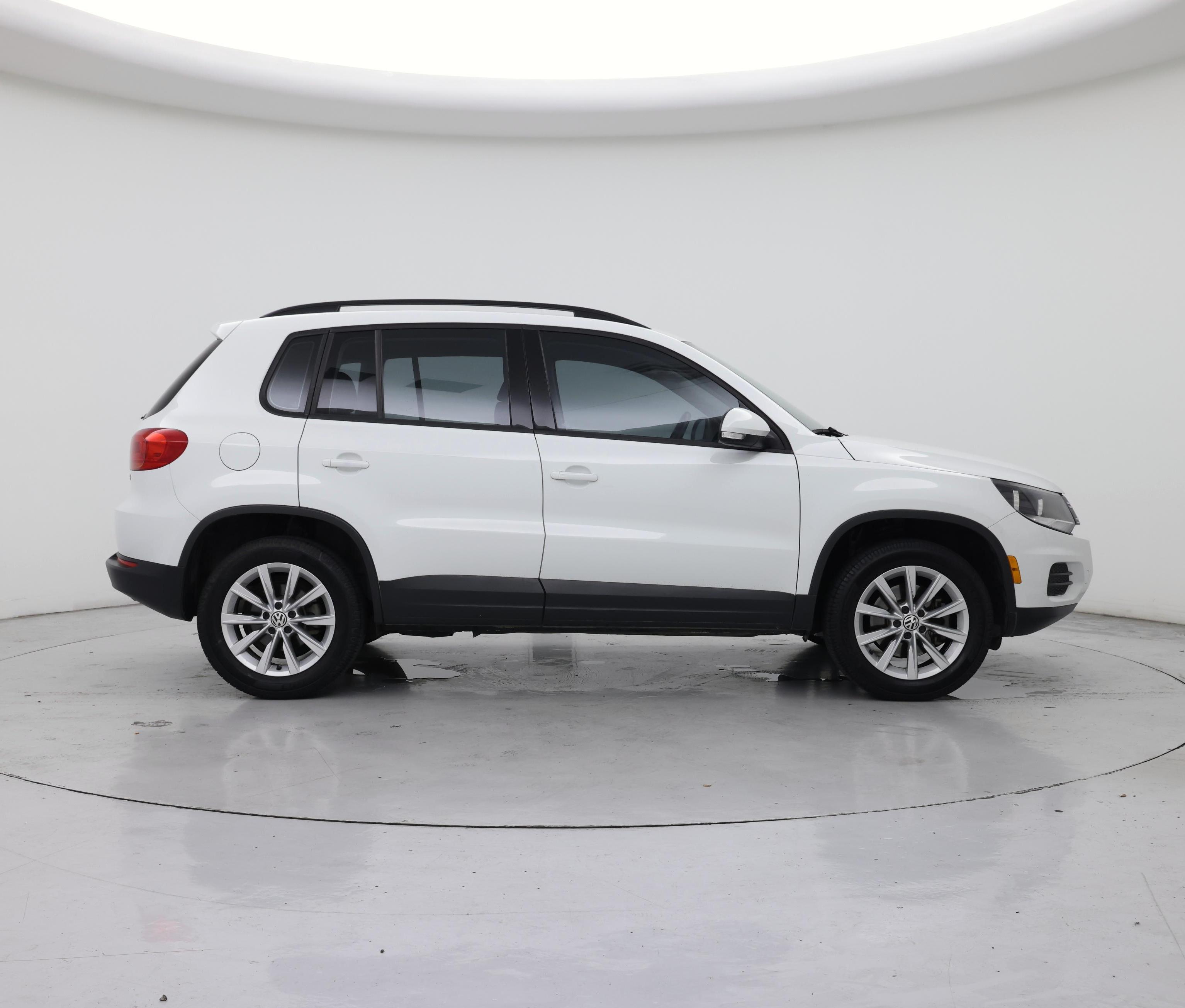 Thumbnail: 2017 Volkswagen Tiguan - 7