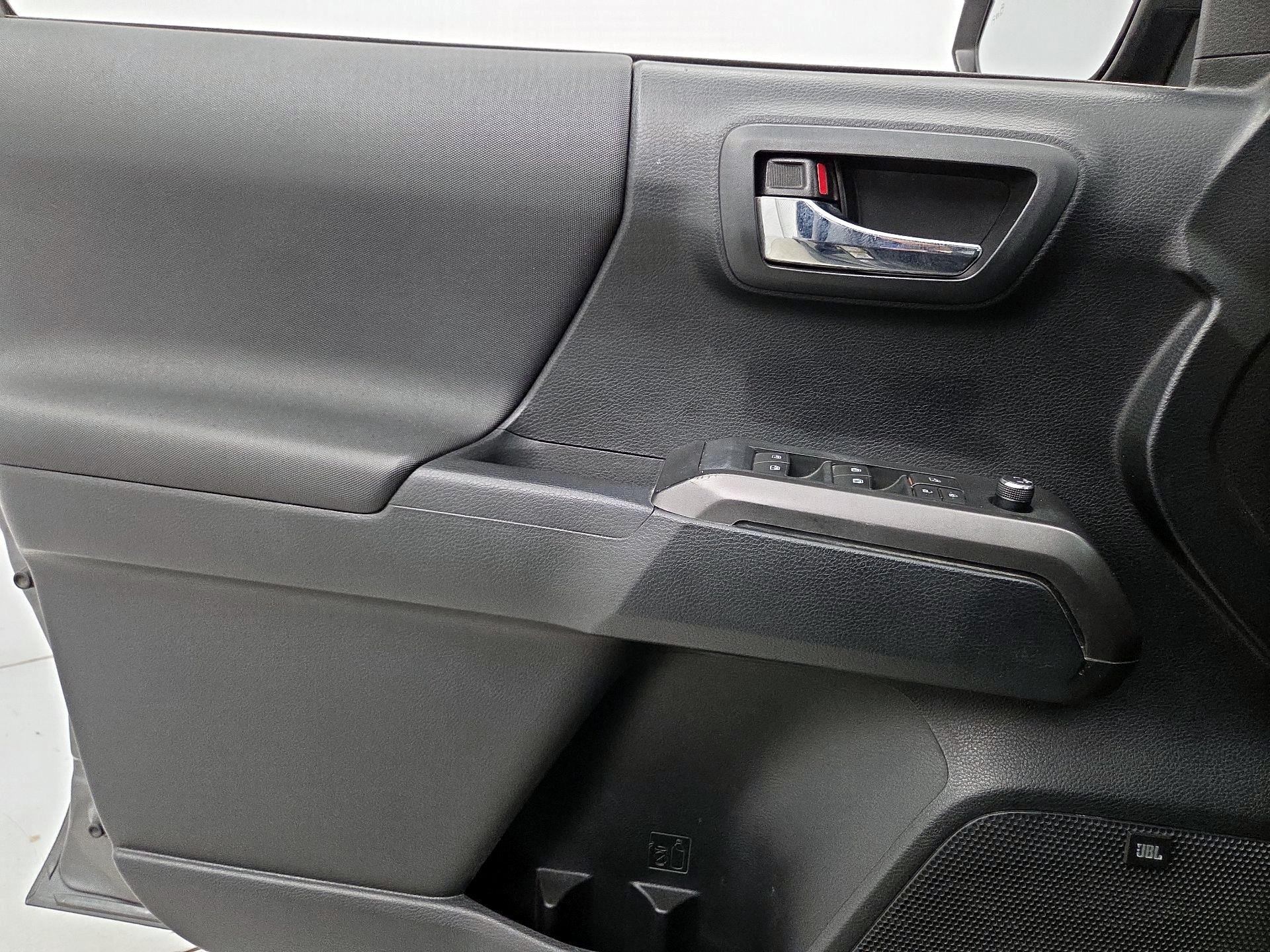 Thumbnail: 2016 Toyota Tacoma - 12