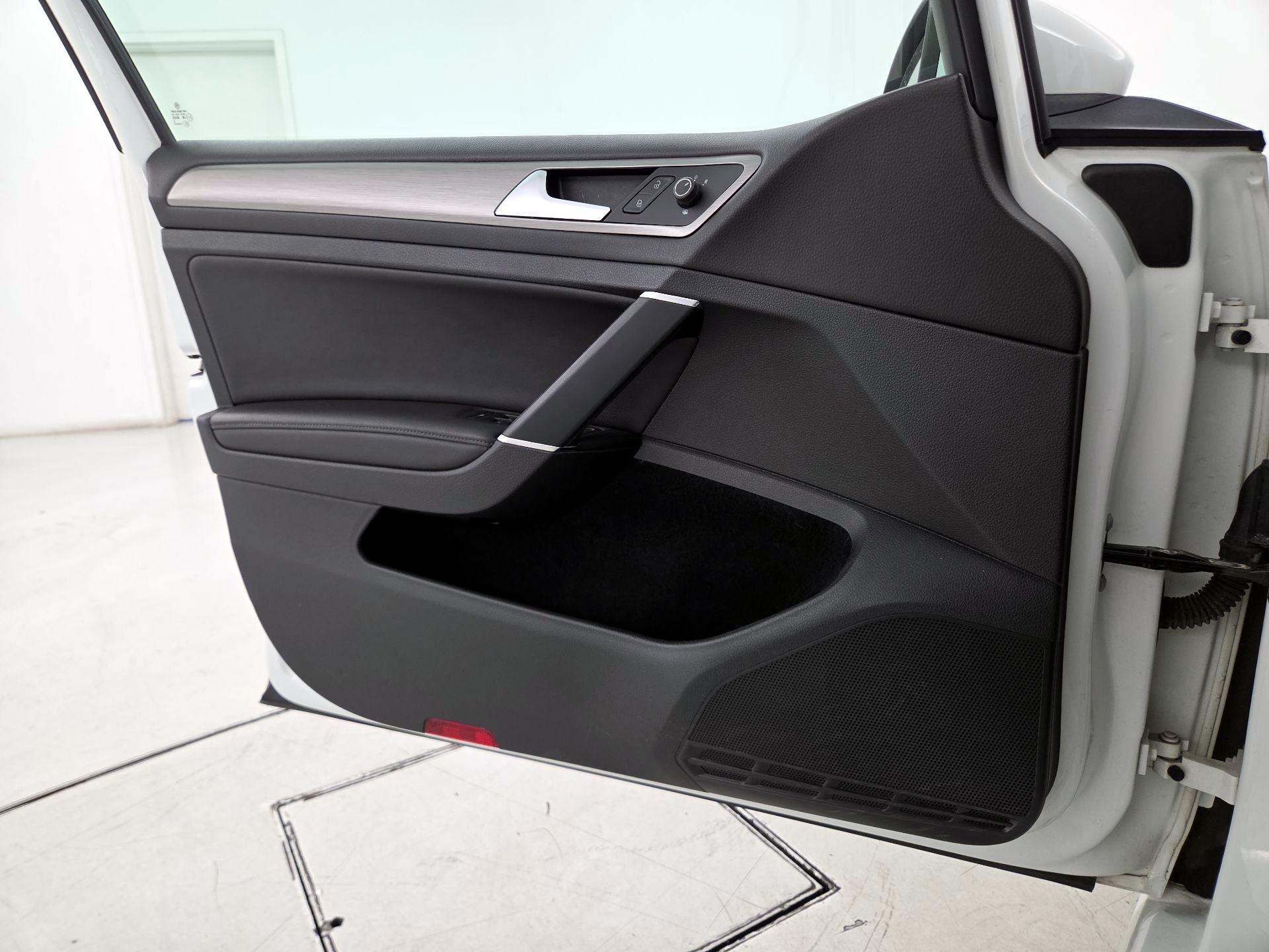 Thumbnail: 2016 Volkswagen Golf - 12