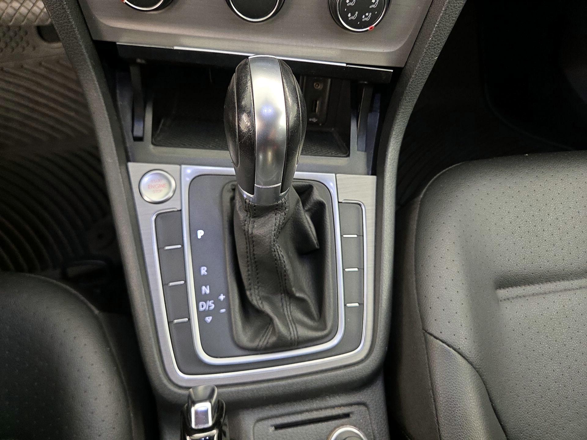Thumbnail: 2016 Volkswagen Golf - 17