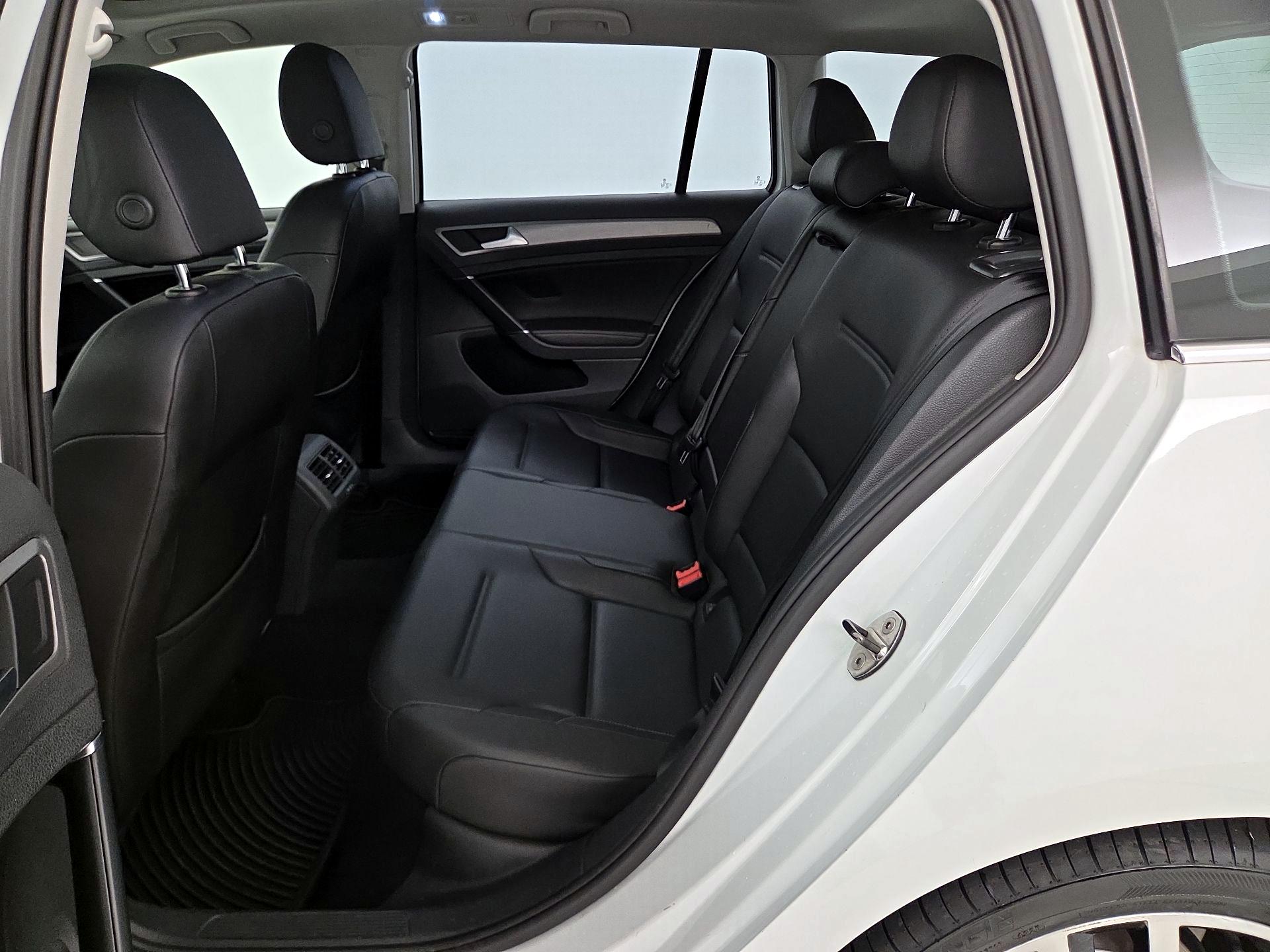 Thumbnail: 2016 Volkswagen Golf - 20