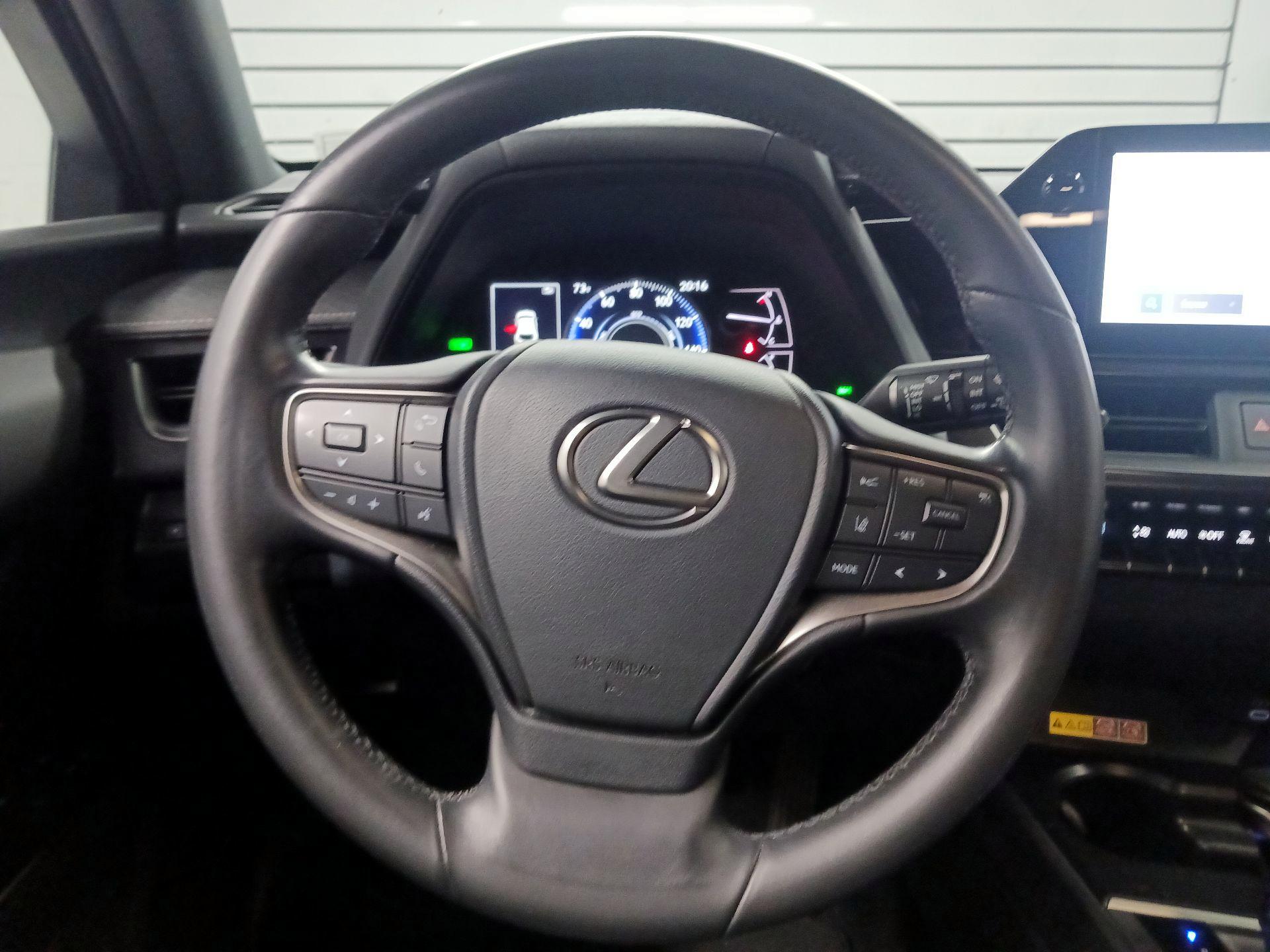 Thumbnail: 2023 Lexus UX - 10