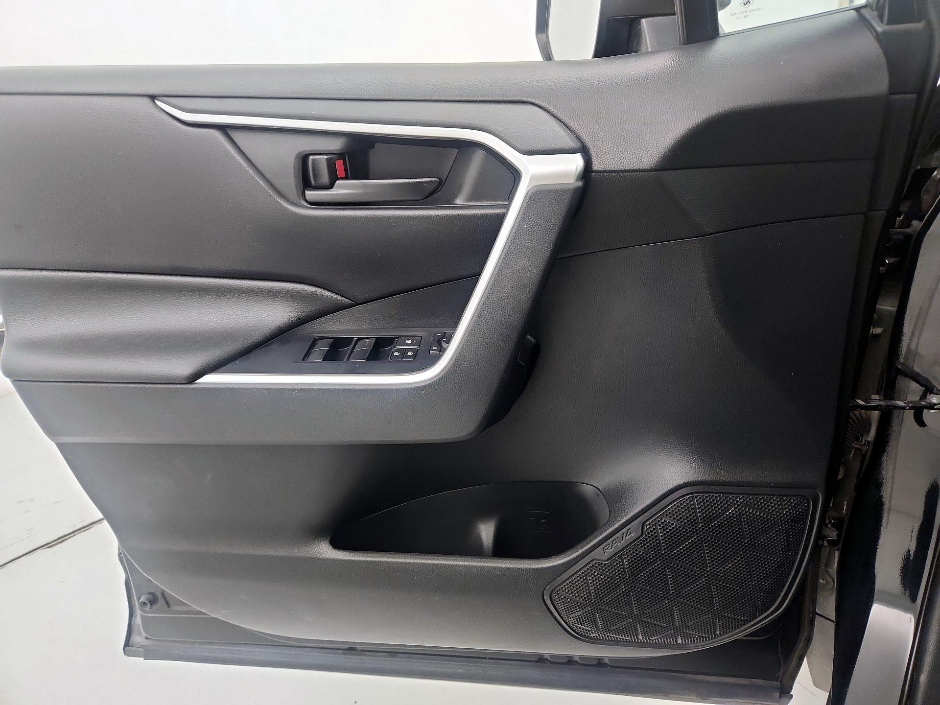 Thumbnail: 2019 Toyota RAV4 - 12