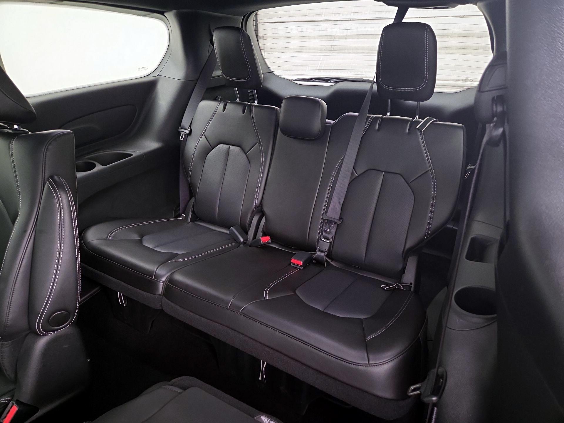 Thumbnail: 2023 Chrysler Pacifica - 20