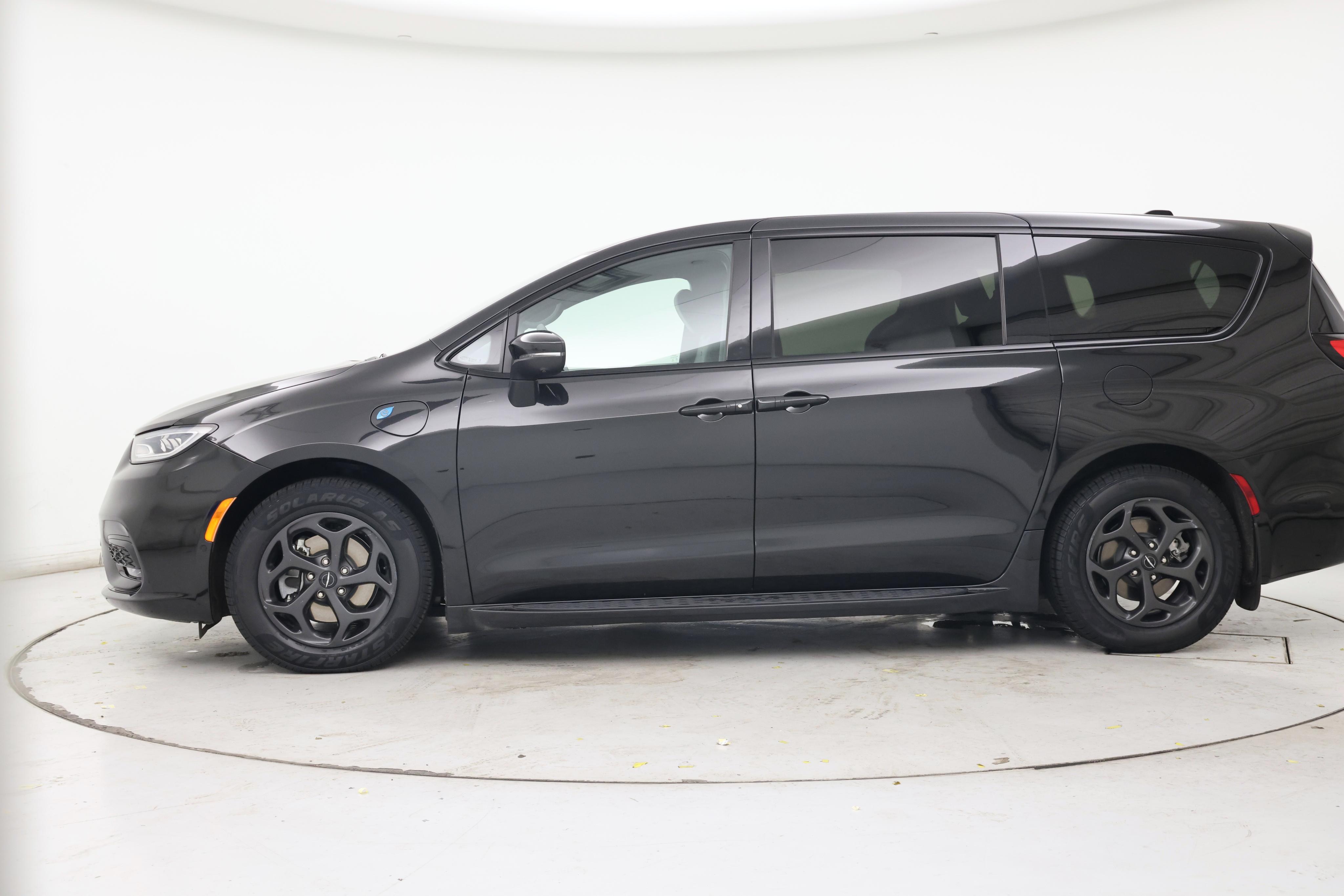 Thumbnail: 2023 Chrysler Pacifica - 3