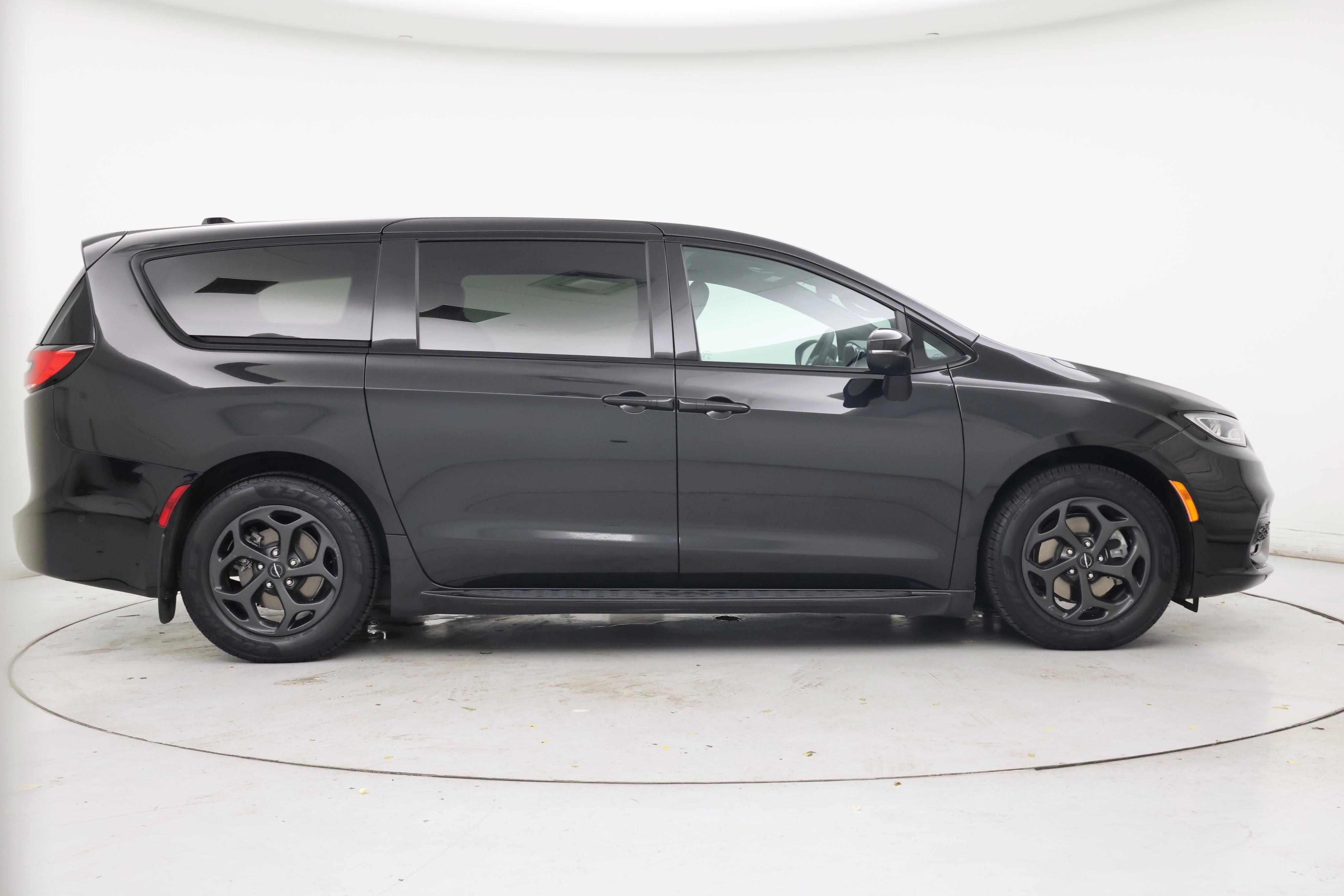 Thumbnail: 2023 Chrysler Pacifica - 7