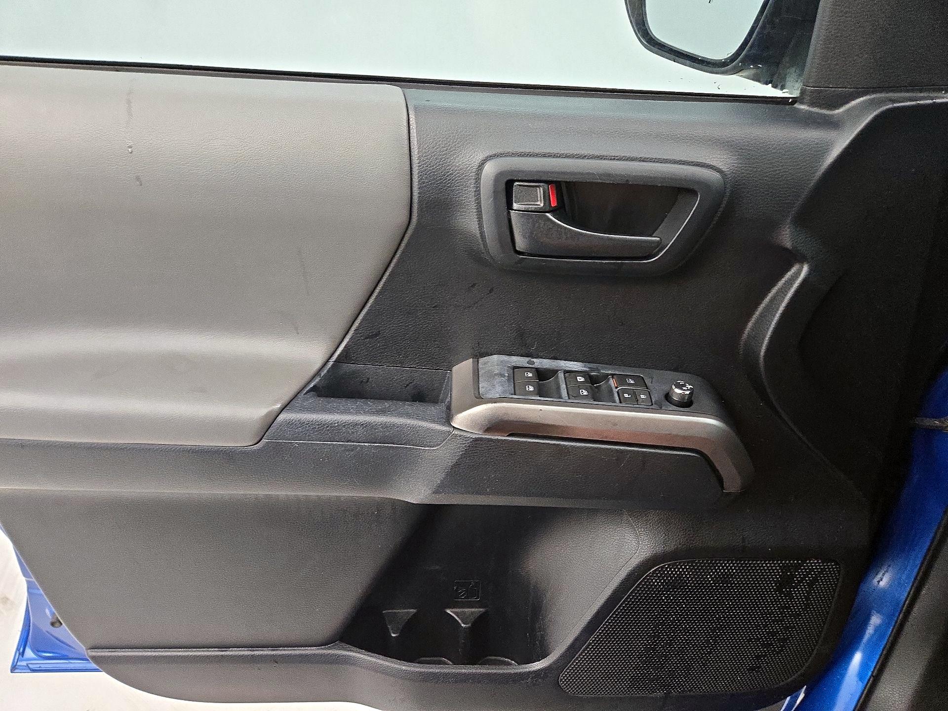 Thumbnail: 2016 Toyota Tacoma - 12