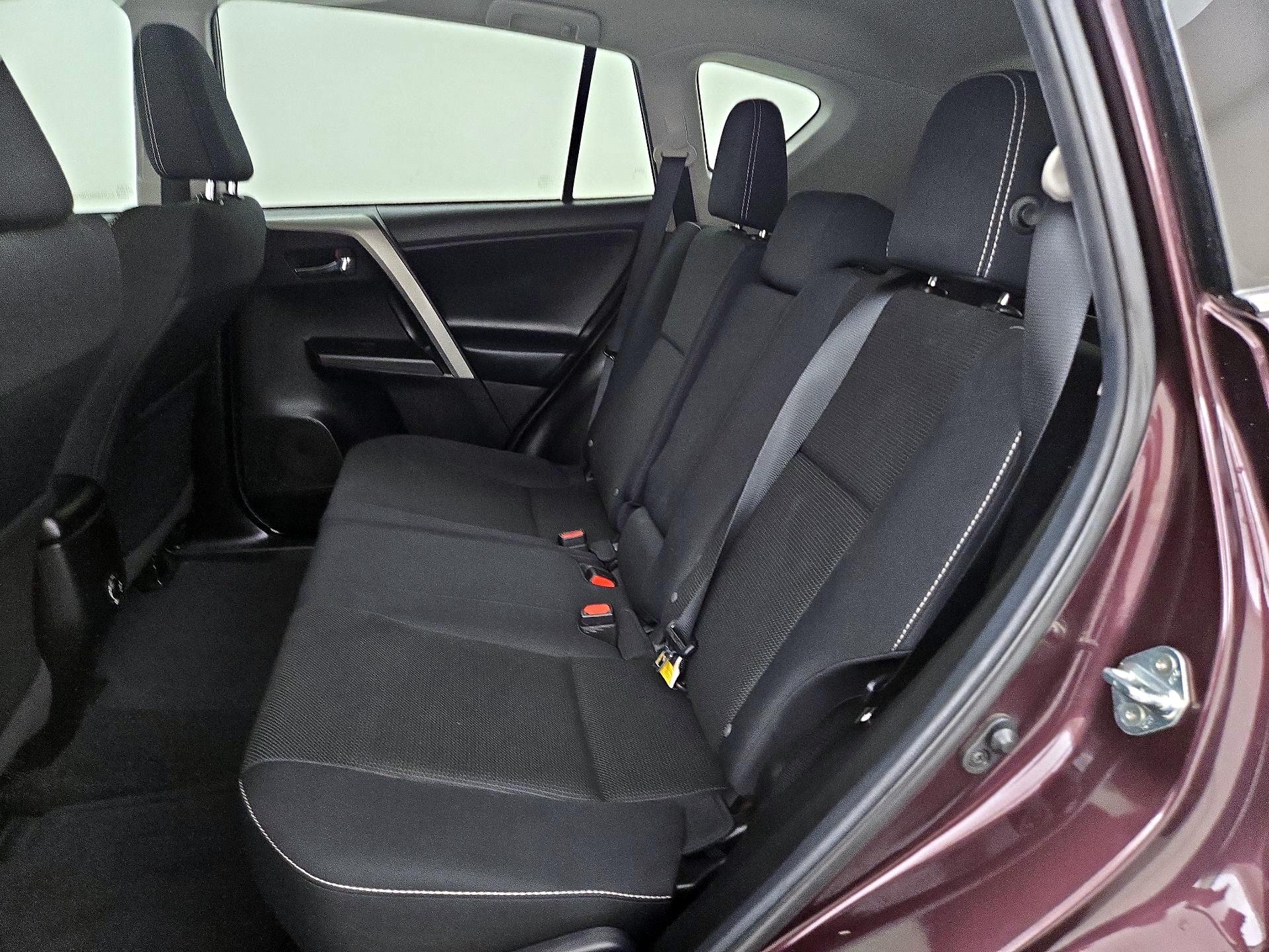 Thumbnail: 2018 Toyota RAV4 - 17