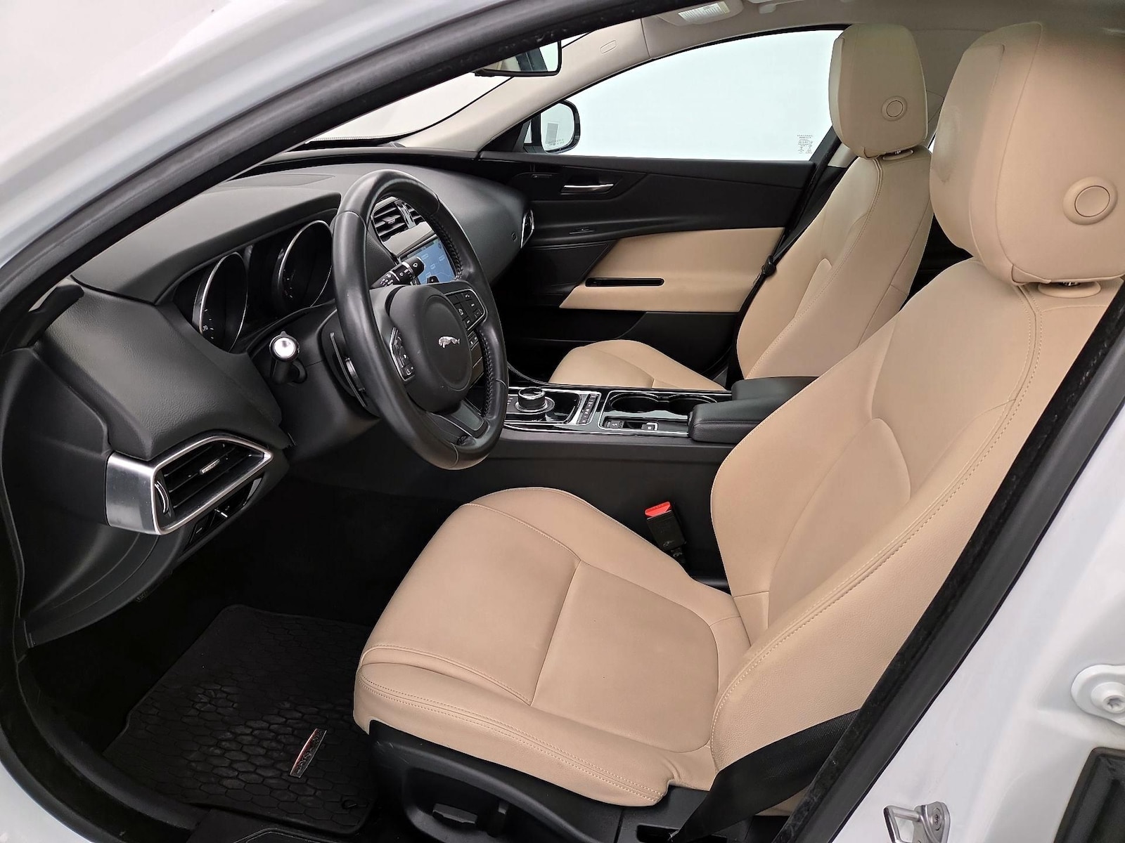 2017 Jaguar XE Premium - Photo 12