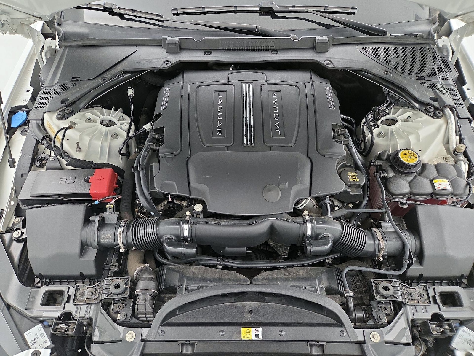 2017 Jaguar XE Premium - Photo 24