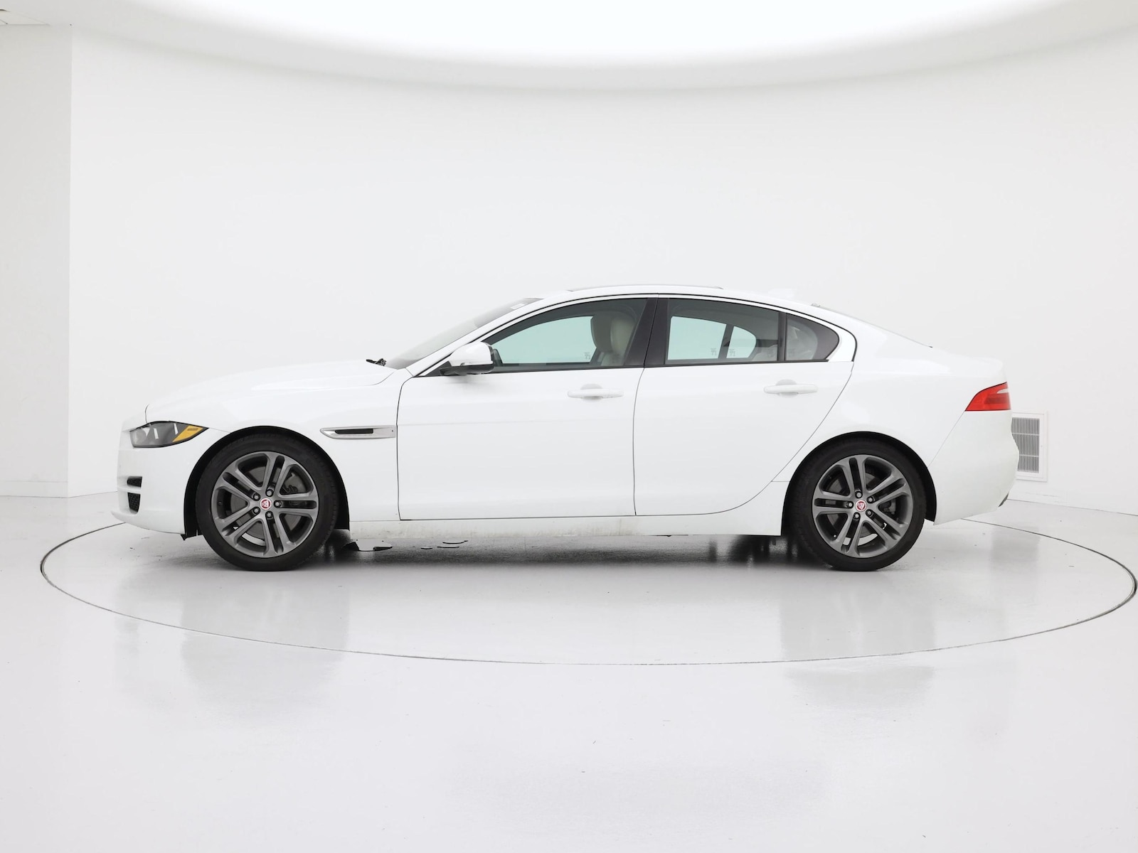 2017 Jaguar XE Premium - Photo 4