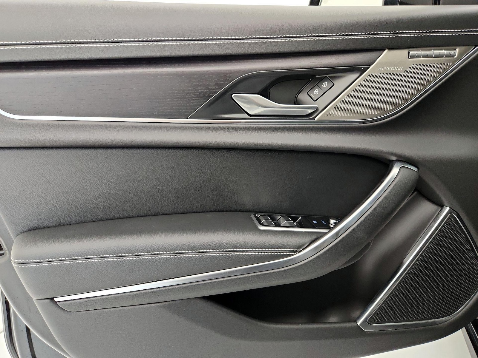 2024 Jaguar XF R-Dynamic SE - Photo 13